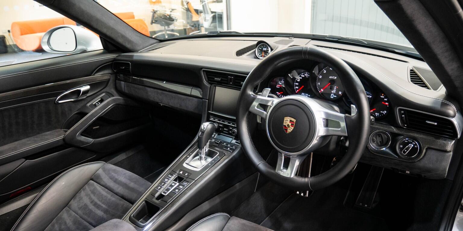 Porsche 911 view 13