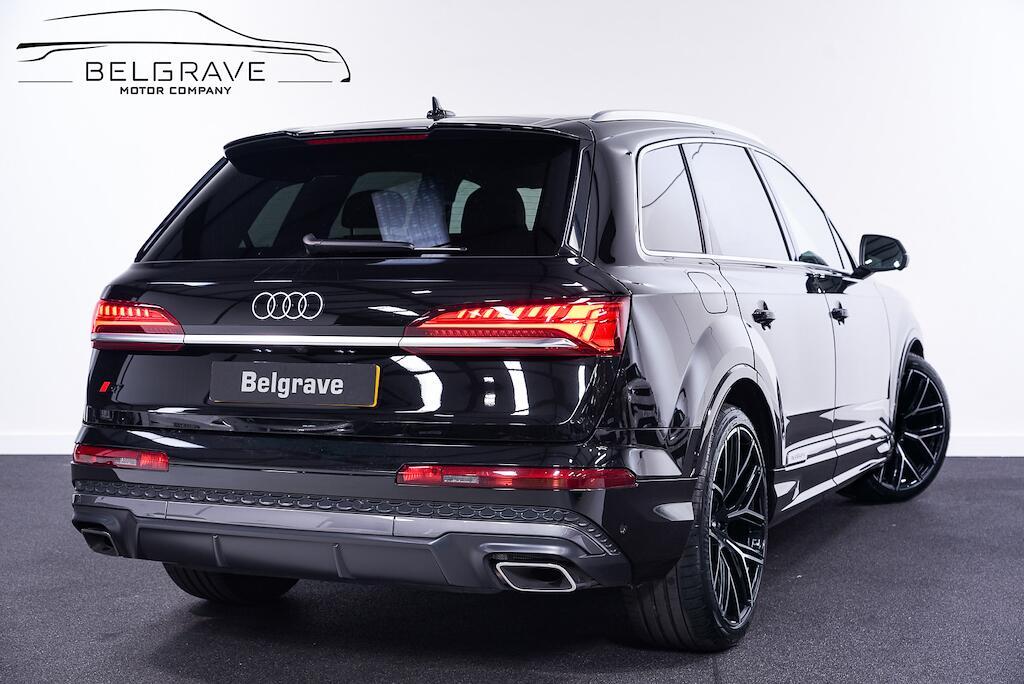 Audi Q7 view 3