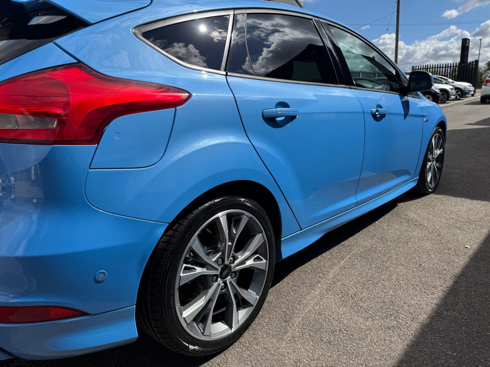 Ford Focus view 15