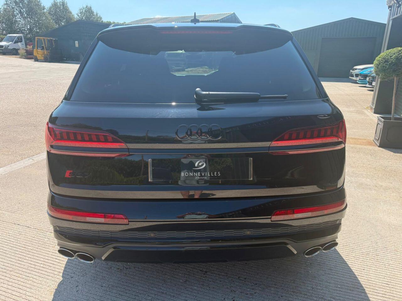 Audi SQ7 view 9