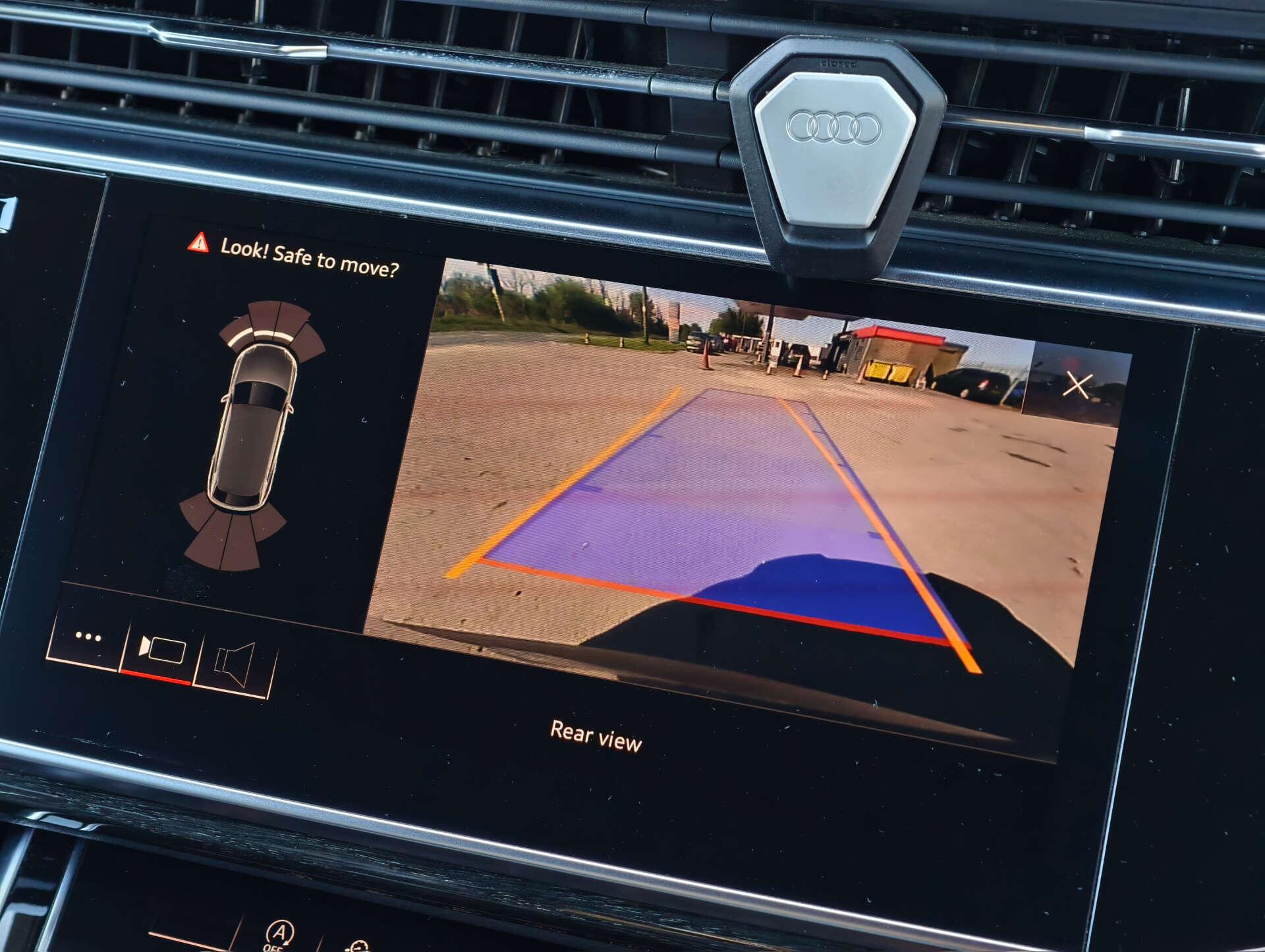 Audi Q8 view 45