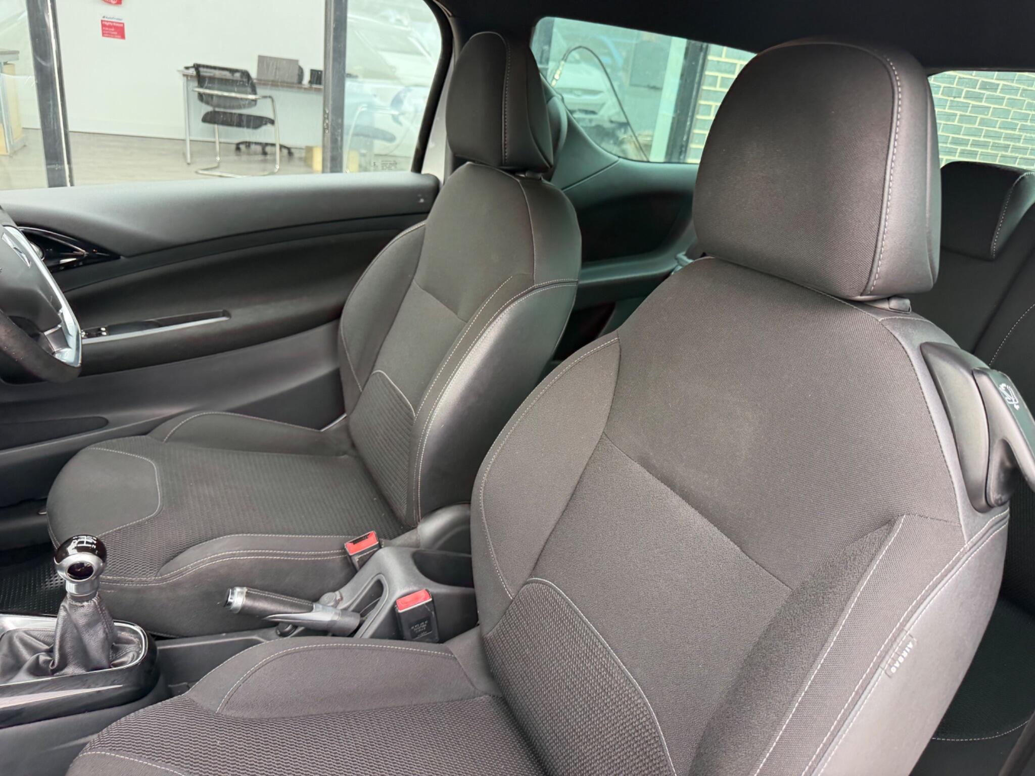 DS Automobiles DS 3 view 16