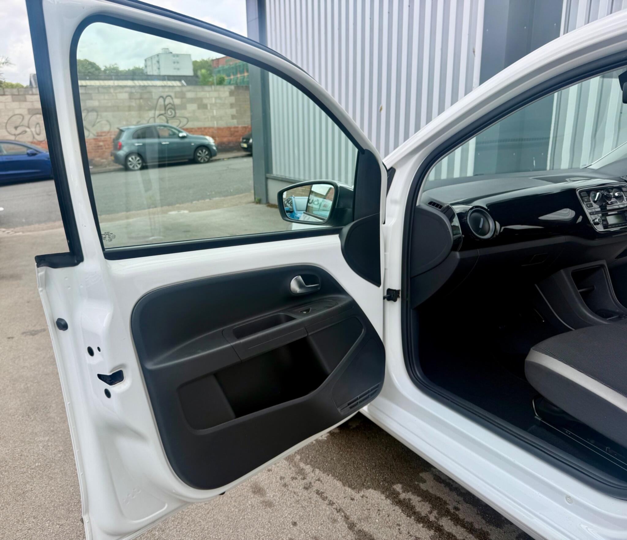Volkswagen up! view 14