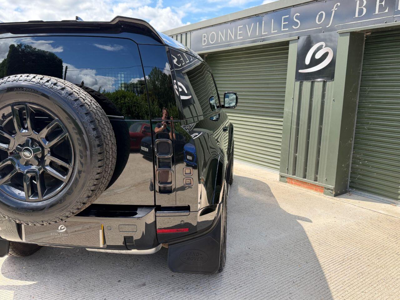 Land Rover Defender 90 view 7