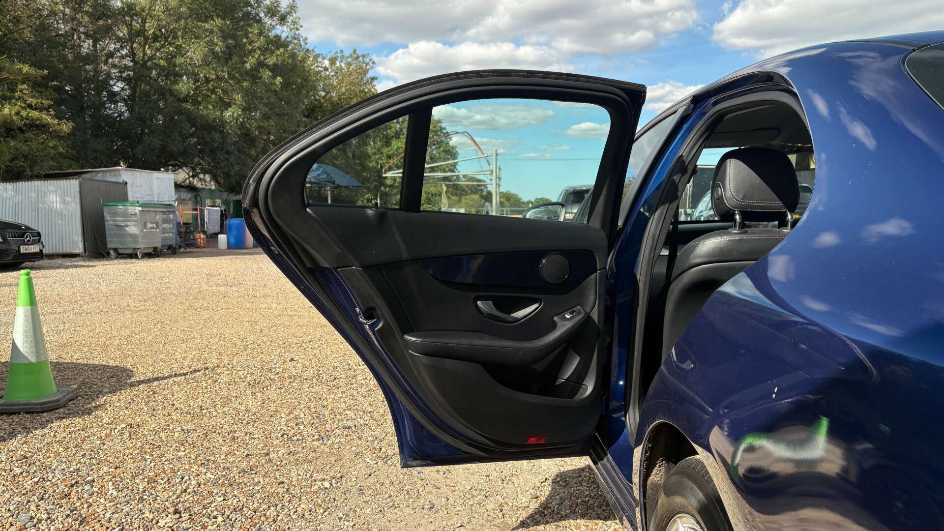Mercedes-Benz C-Class view 39