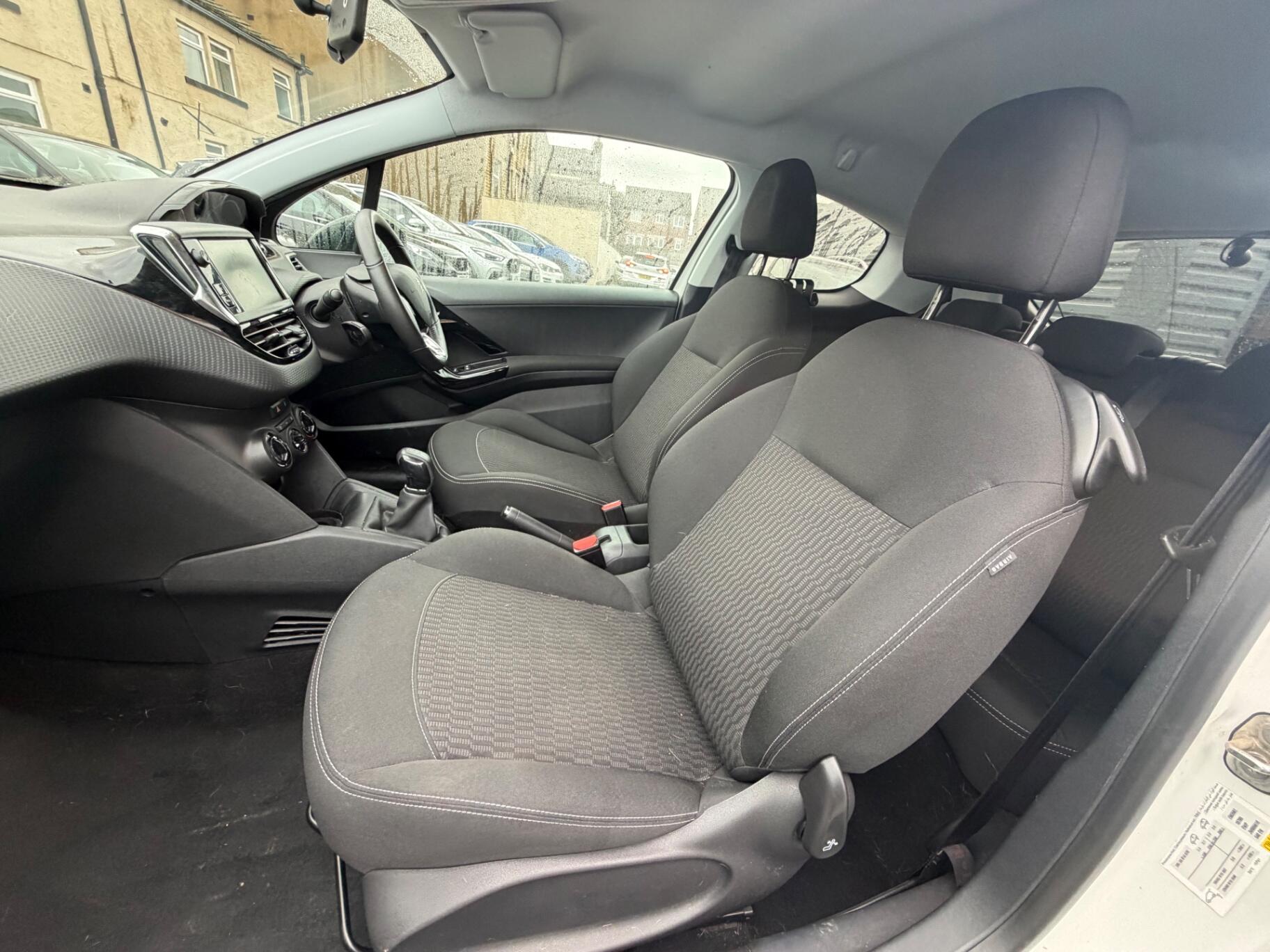 Peugeot 208 view 11