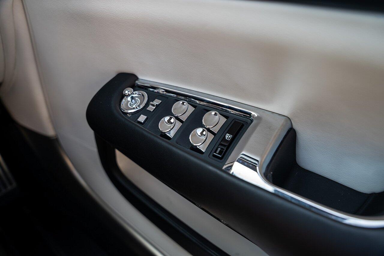 Rolls-Royce Dawn view 97