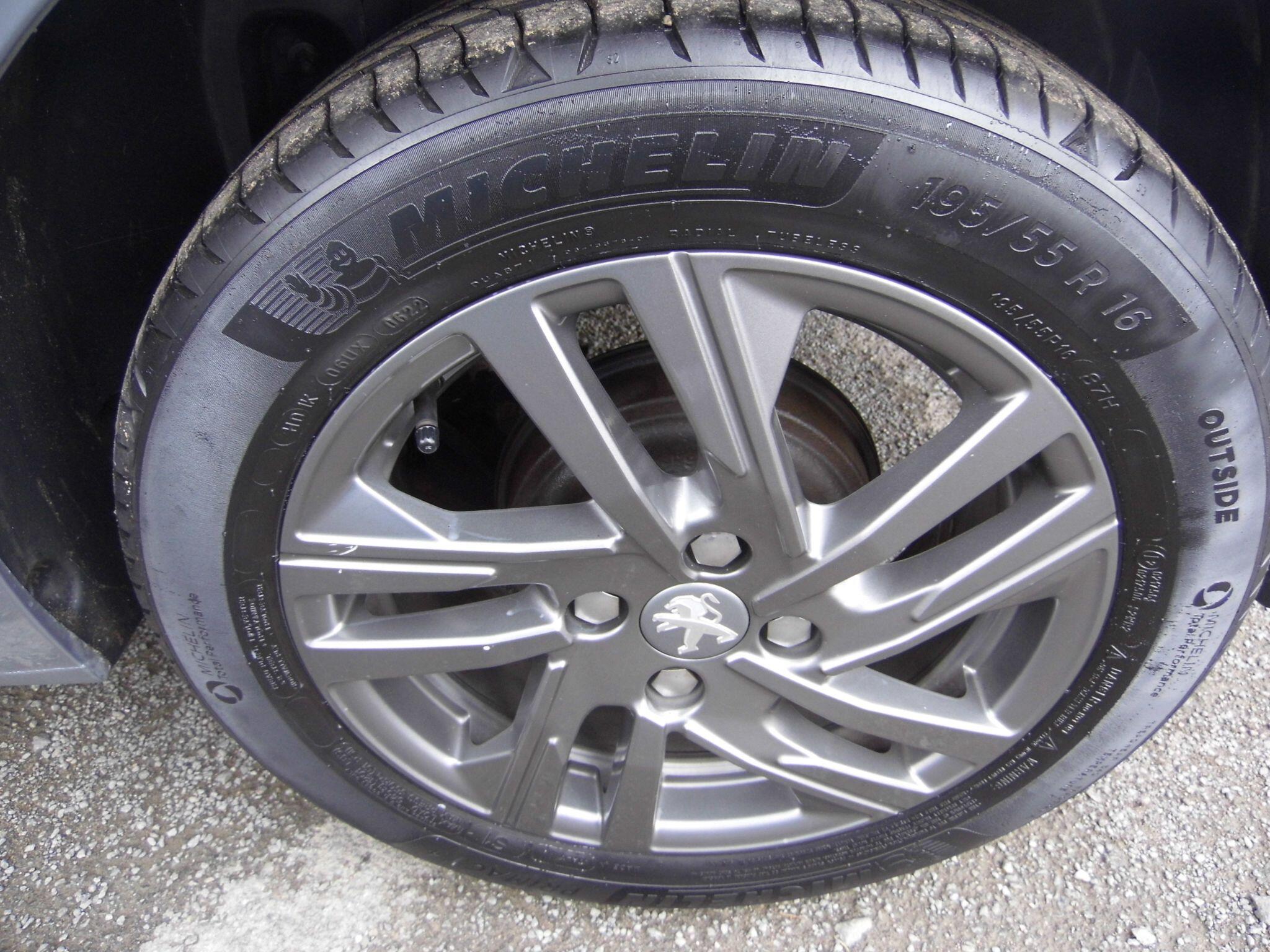 Peugeot 208 view 13