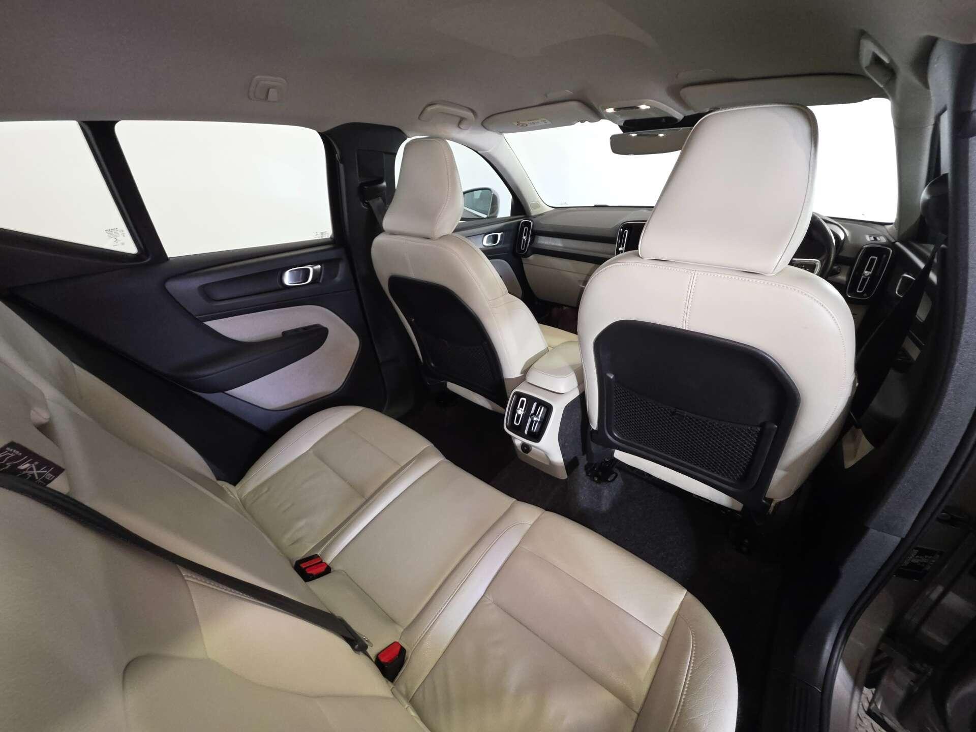 Volvo XC40 view 44