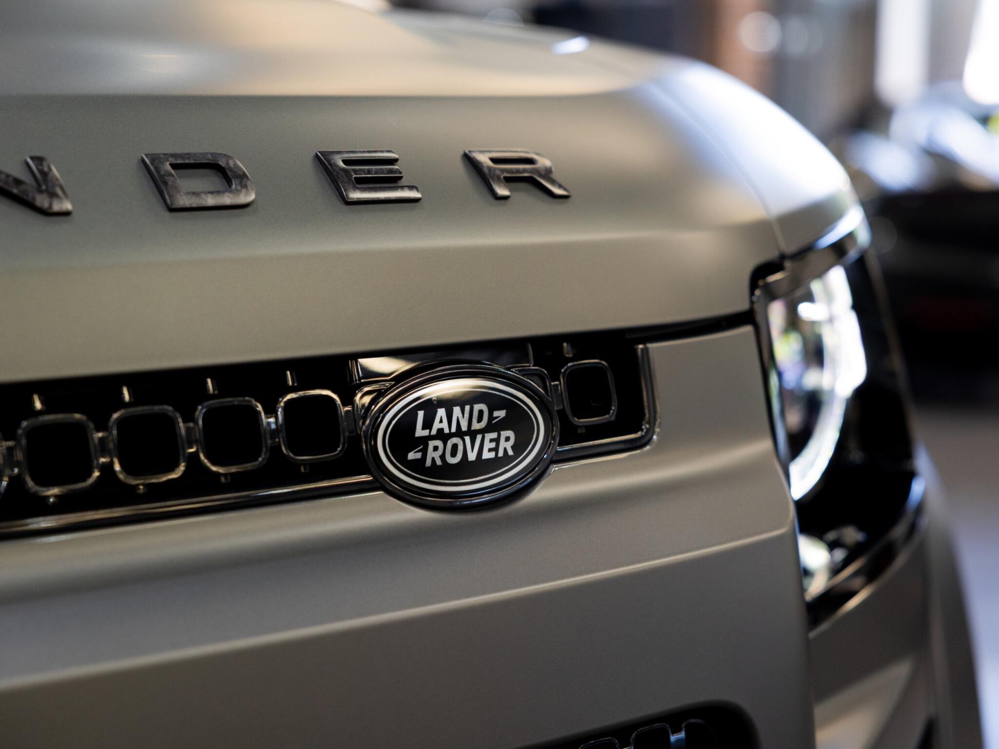 Land Rover Defender 110 view 33