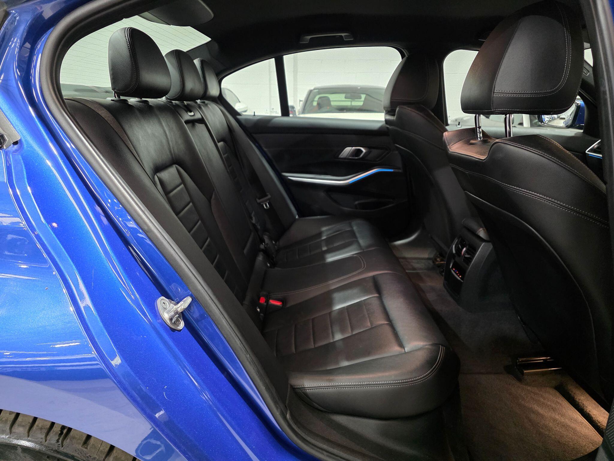 BMW 3 Series view 25