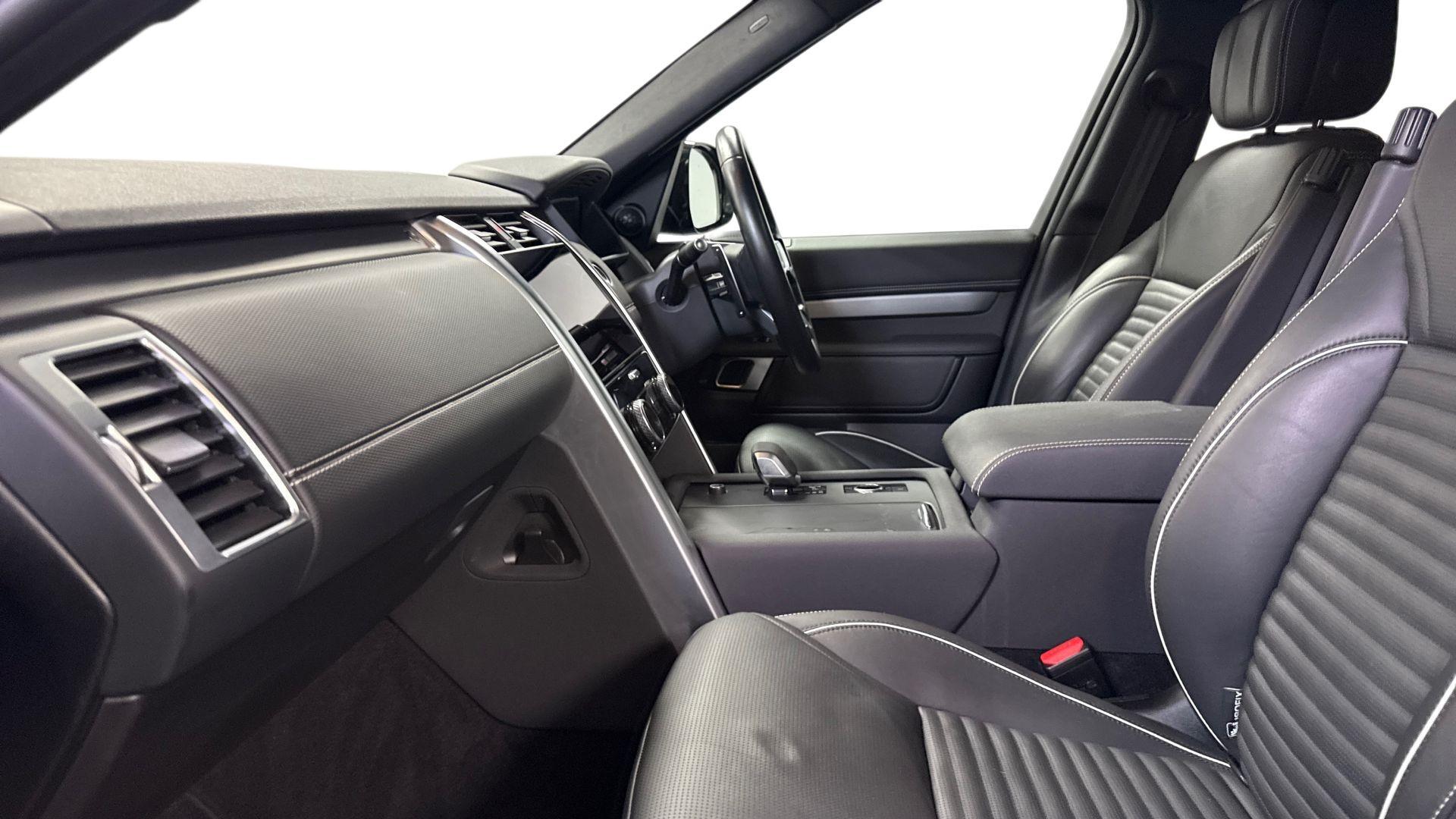 Land Rover Discovery view 3