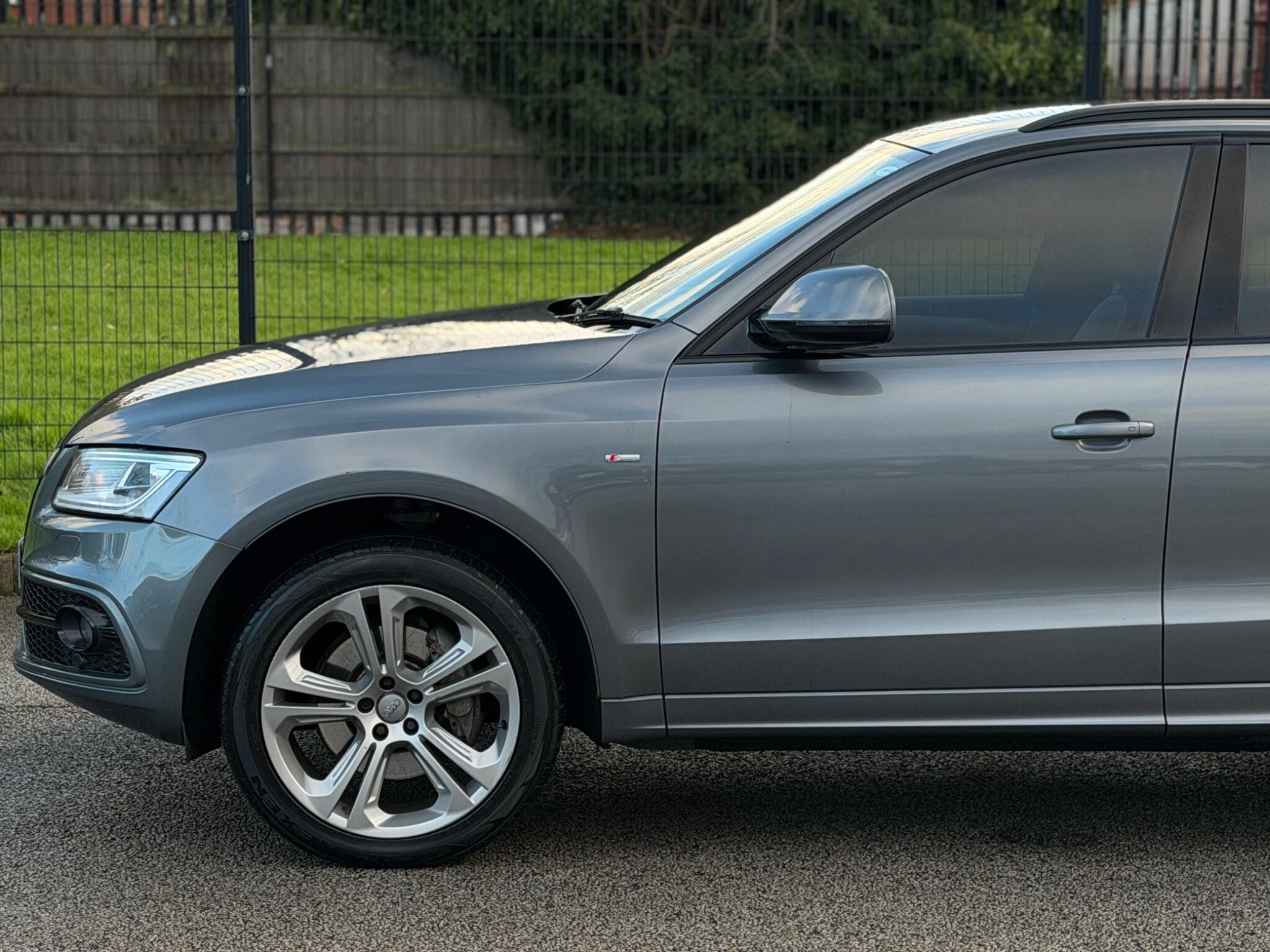 Audi Q5 view 11