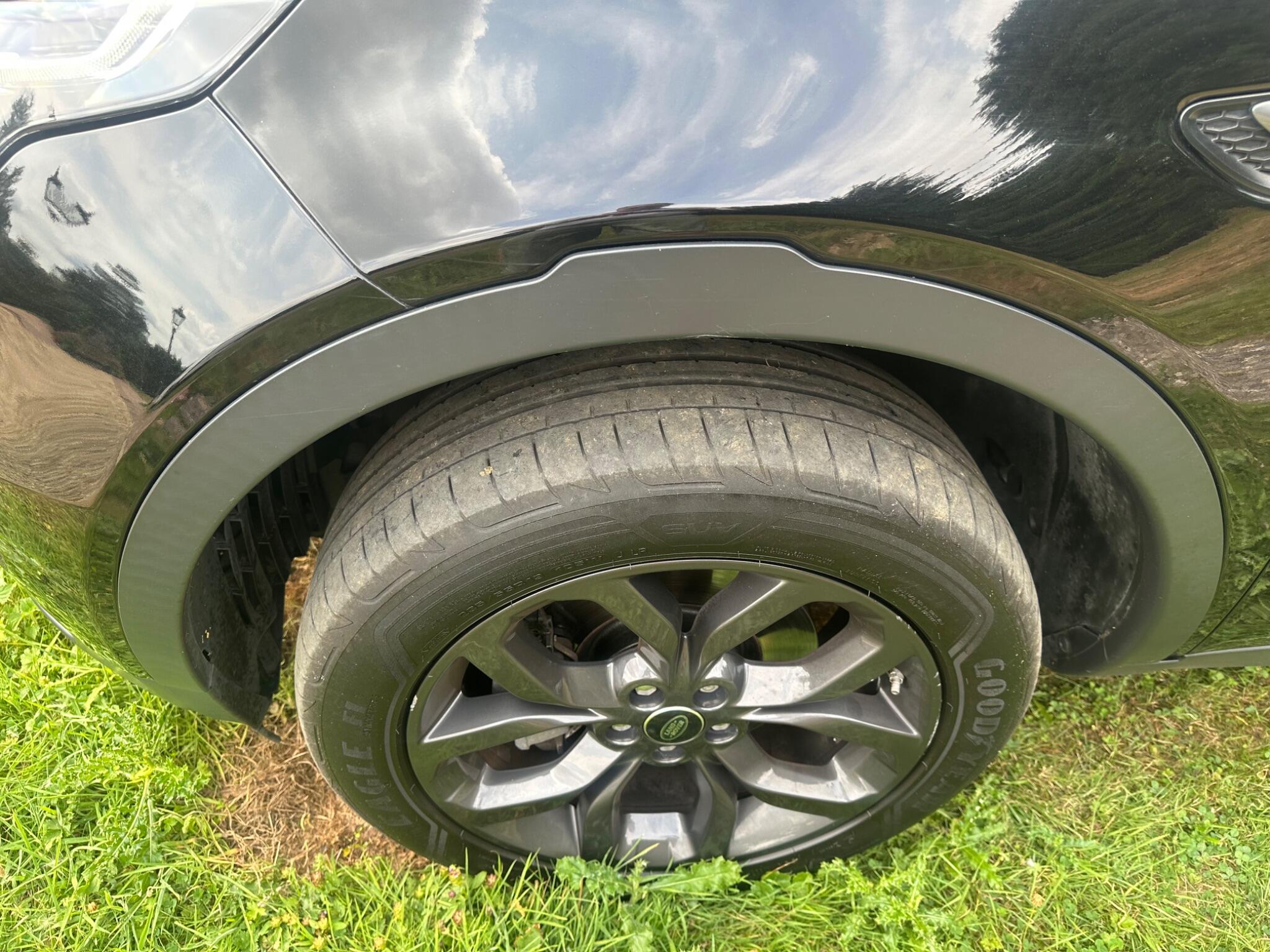 Land Rover Discovery Sport view 14