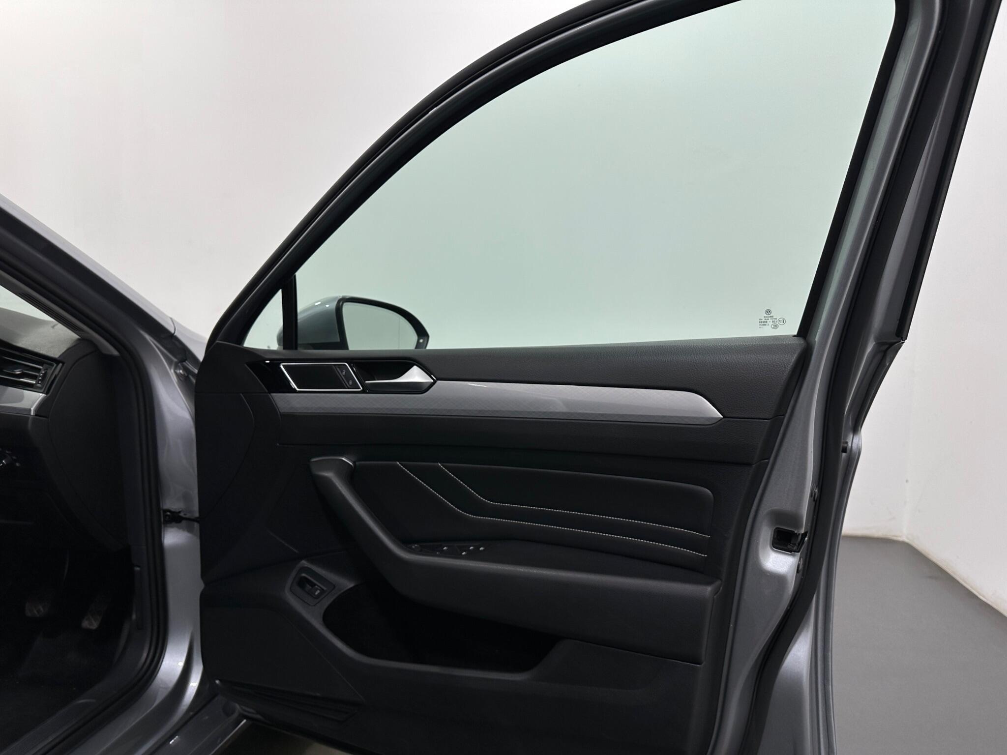 Volkswagen Passat view 33