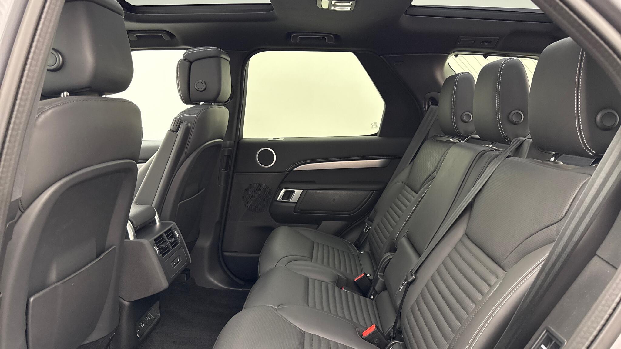Land Rover Discovery view 4