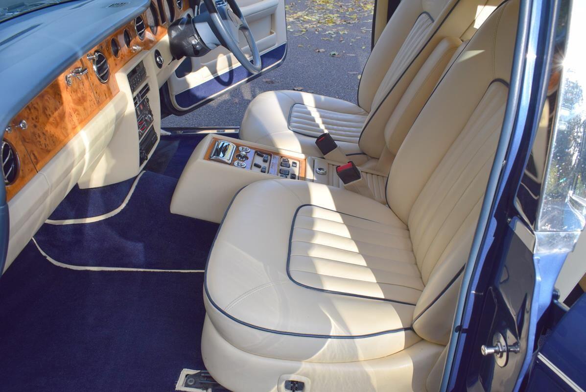 Rolls-Royce Silver Spirit view 19