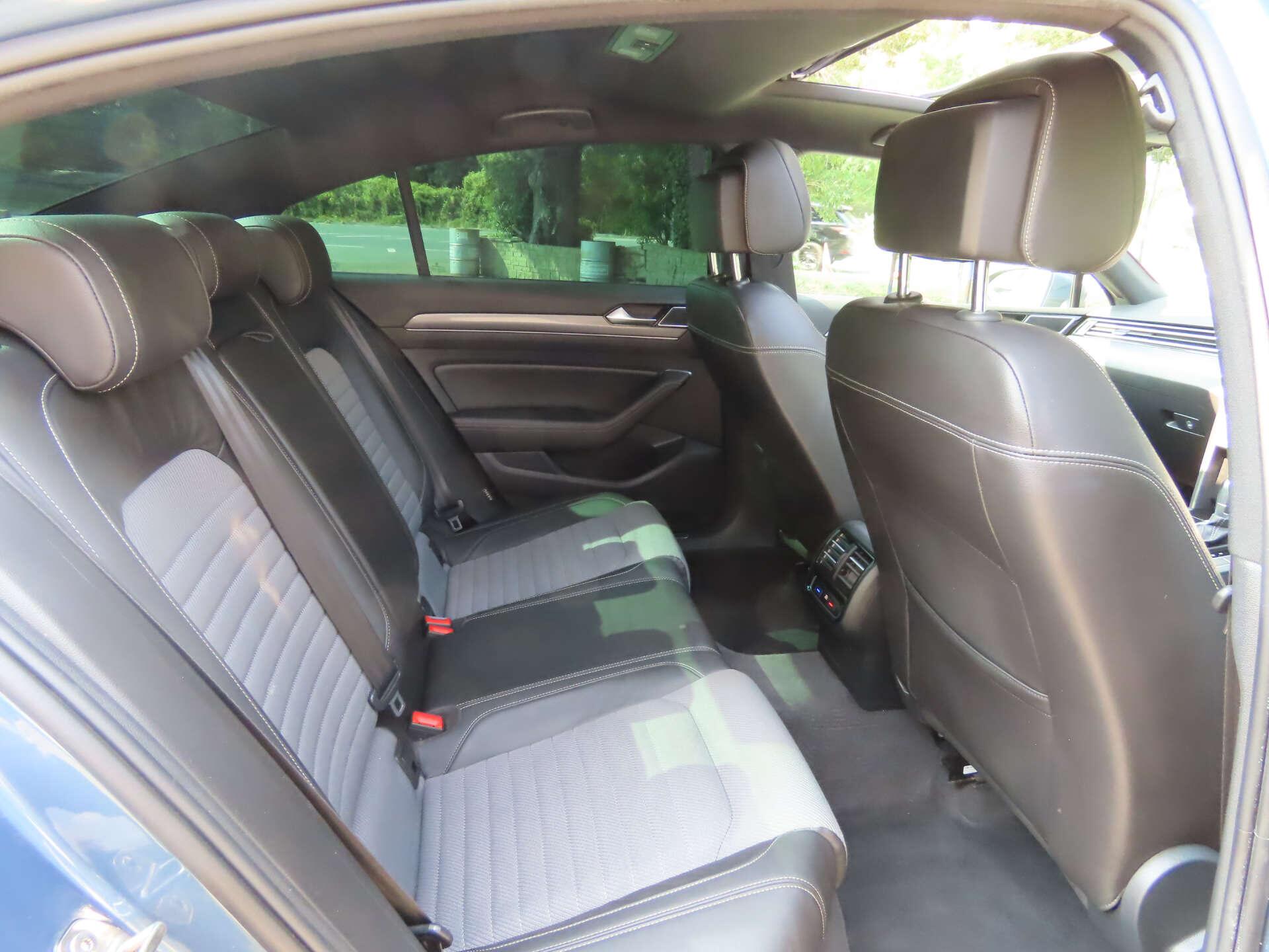 Volkswagen Passat view 9
