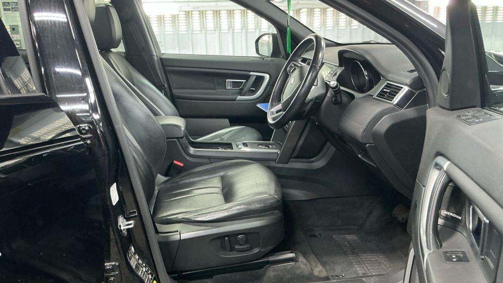 Land Rover Discovery Sport view 3