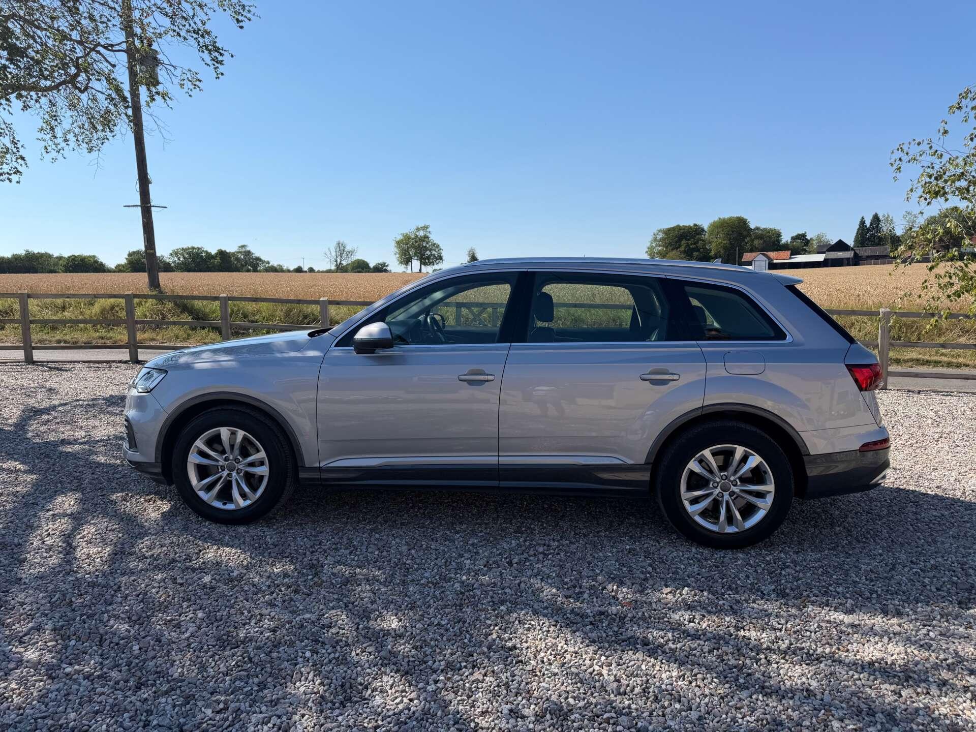 Audi Q7 view 6