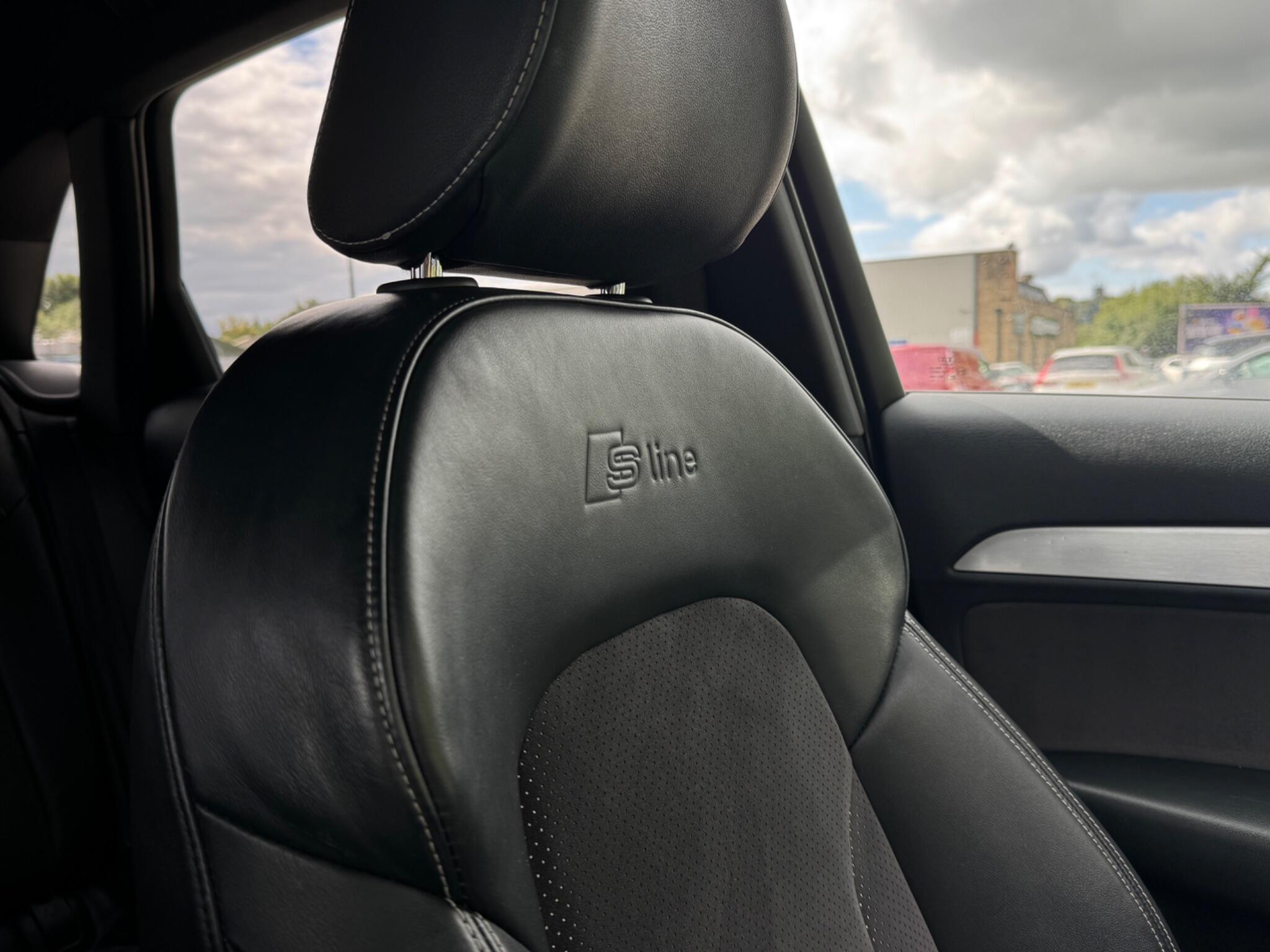Audi Q3 view 30
