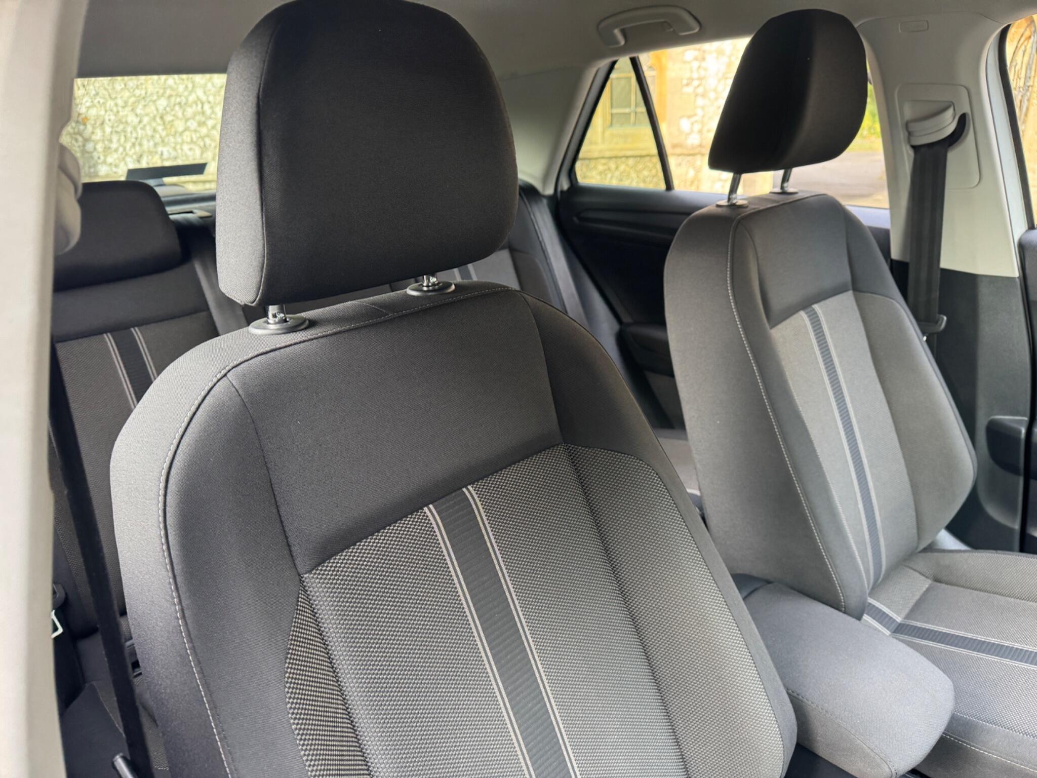 Volkswagen T-Roc view 28