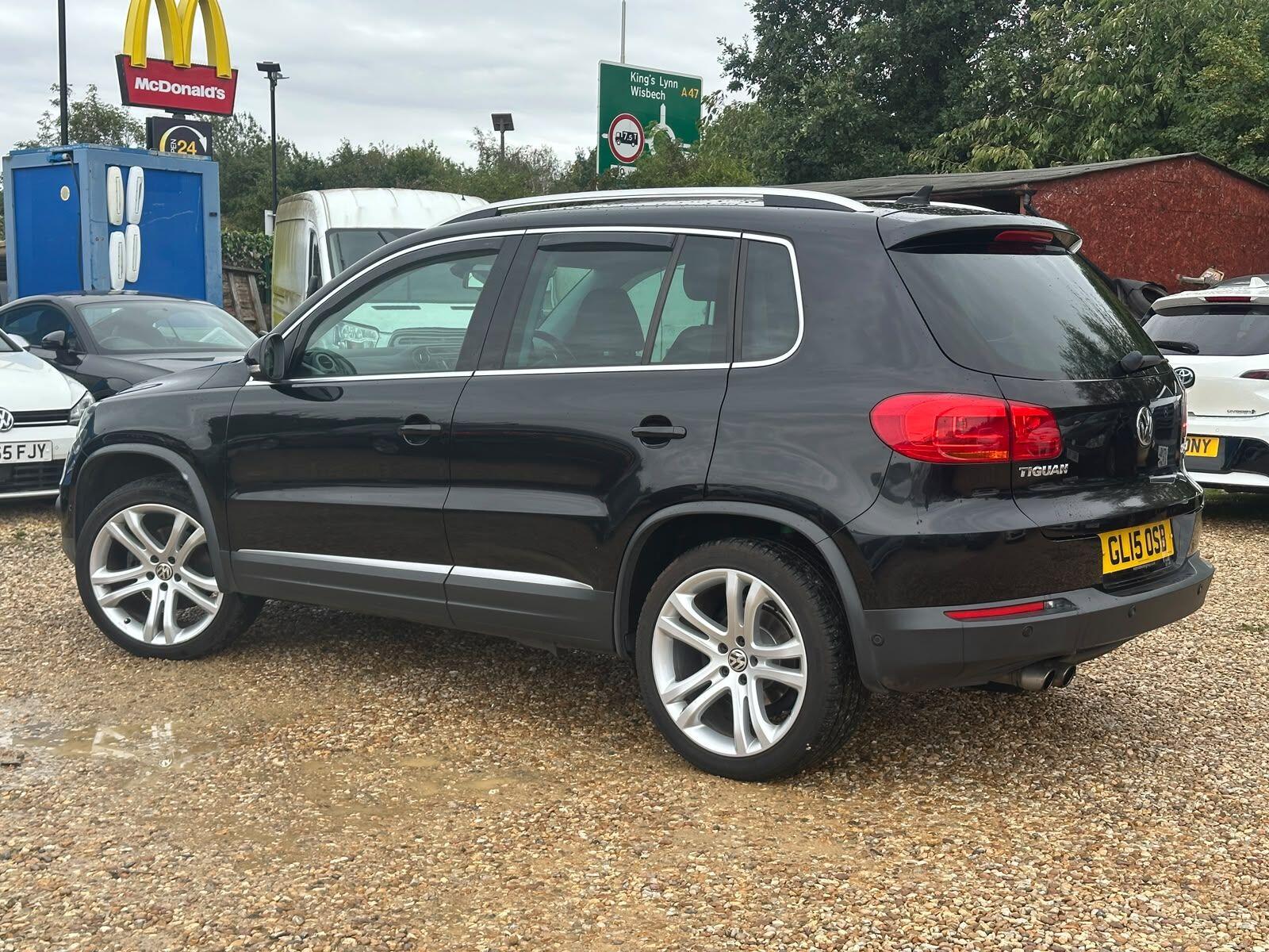 Volkswagen Tiguan view 4