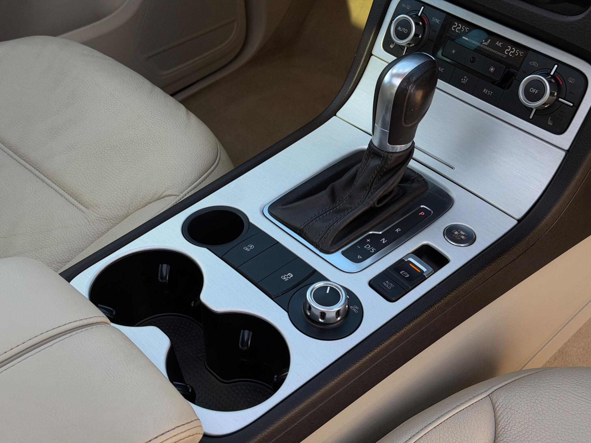 Volkswagen Touareg view 10