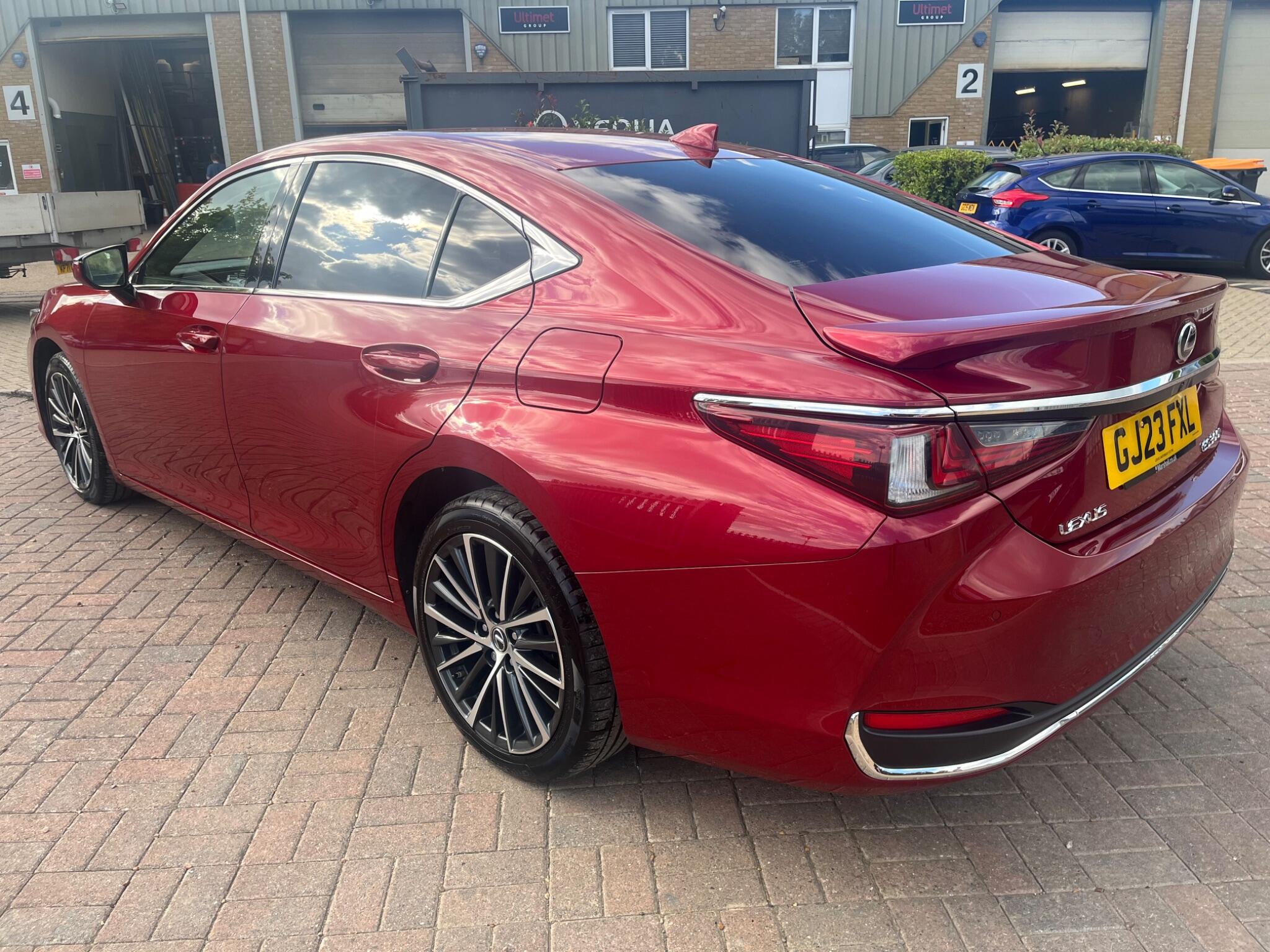 Lexus ES view 14