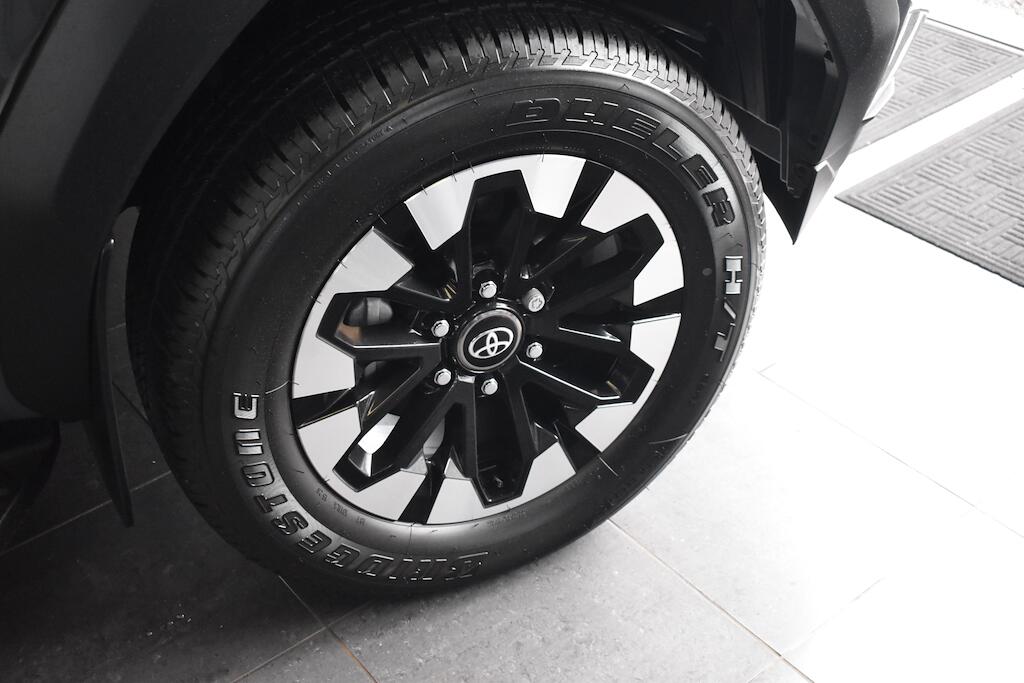 Toyota Hilux view 62