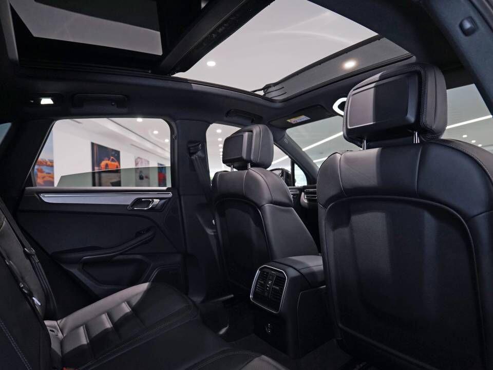 Porsche Macan view 19