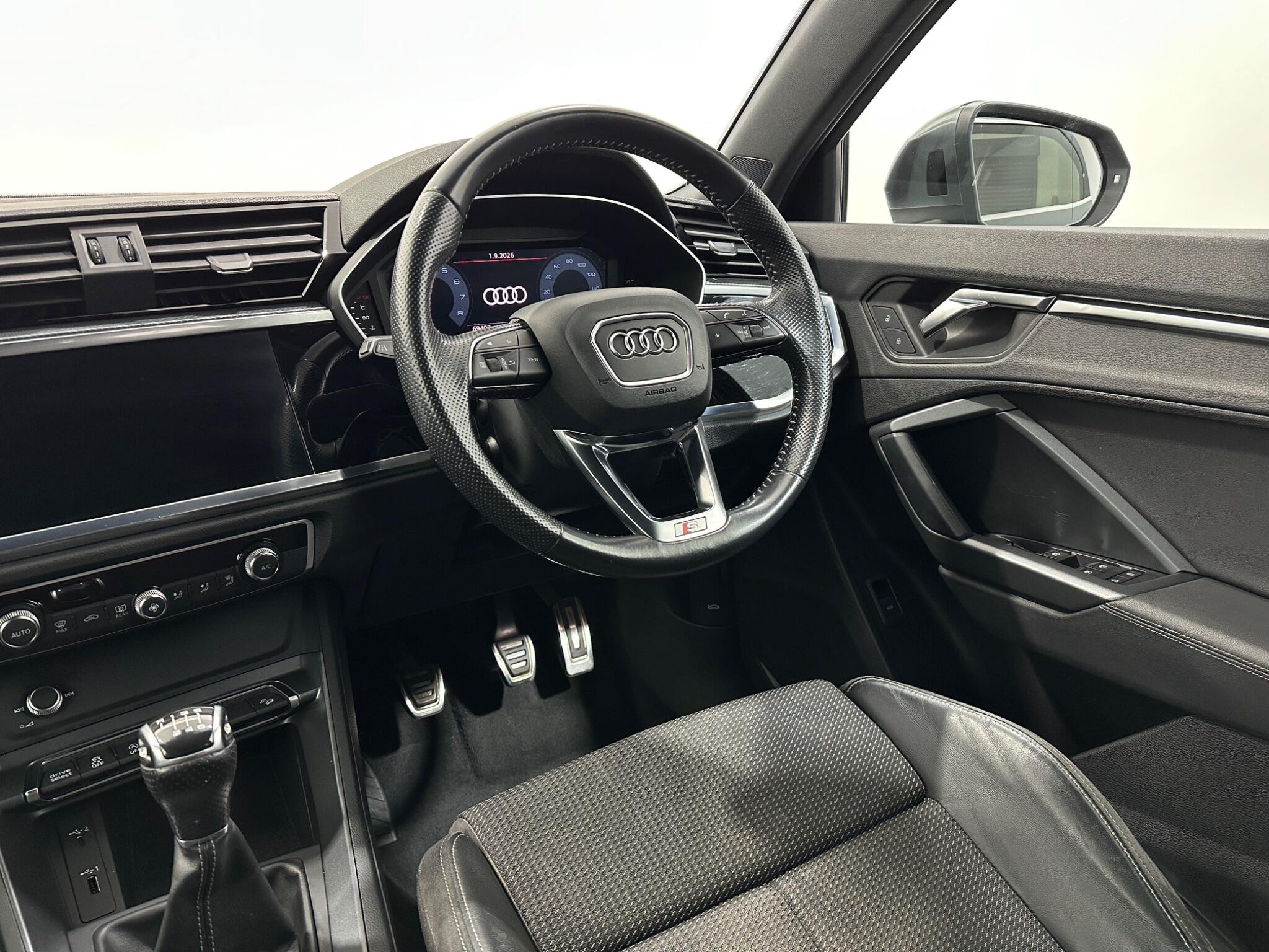 Audi Q3 view 12