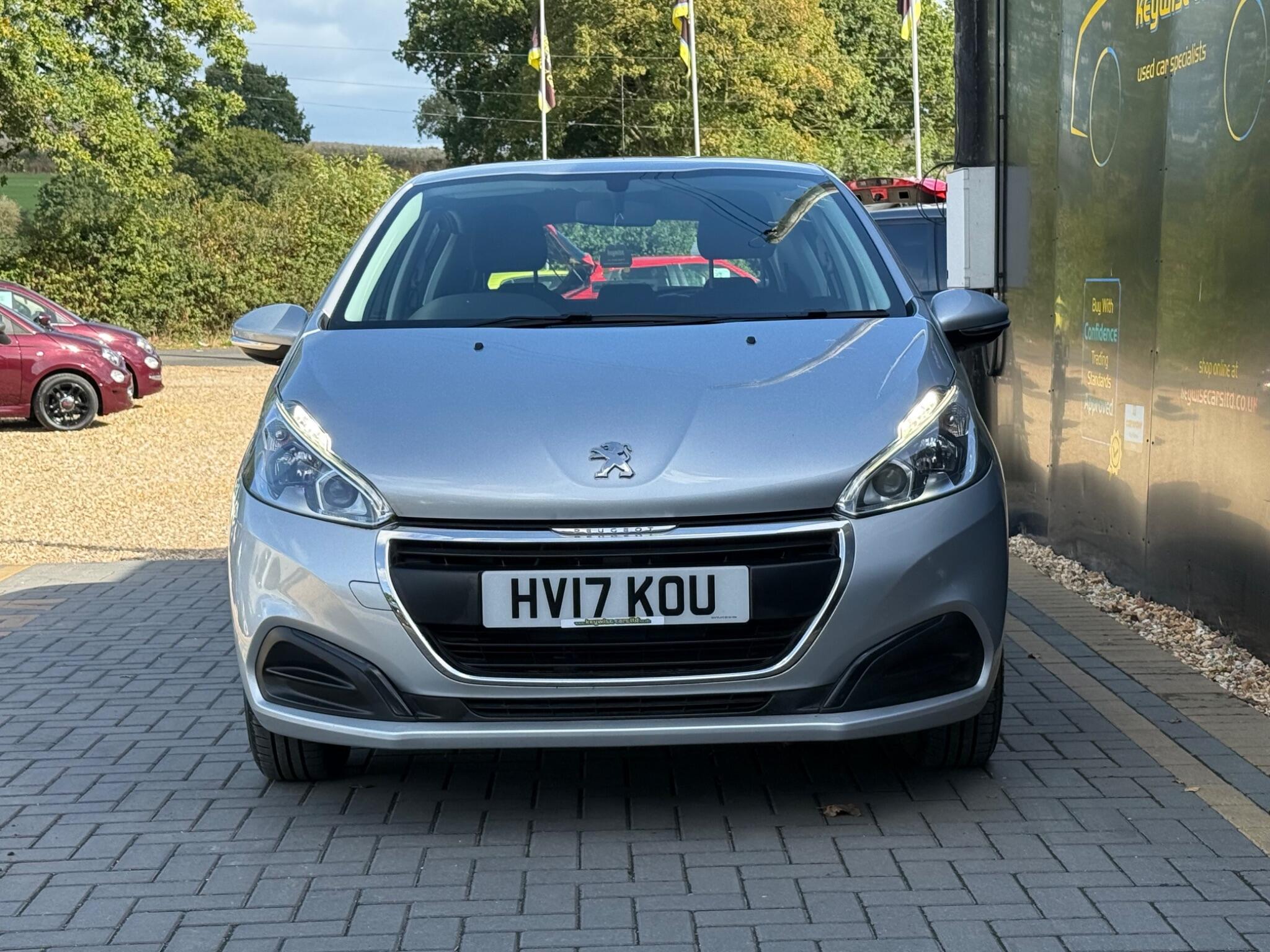 Peugeot 208 view 10