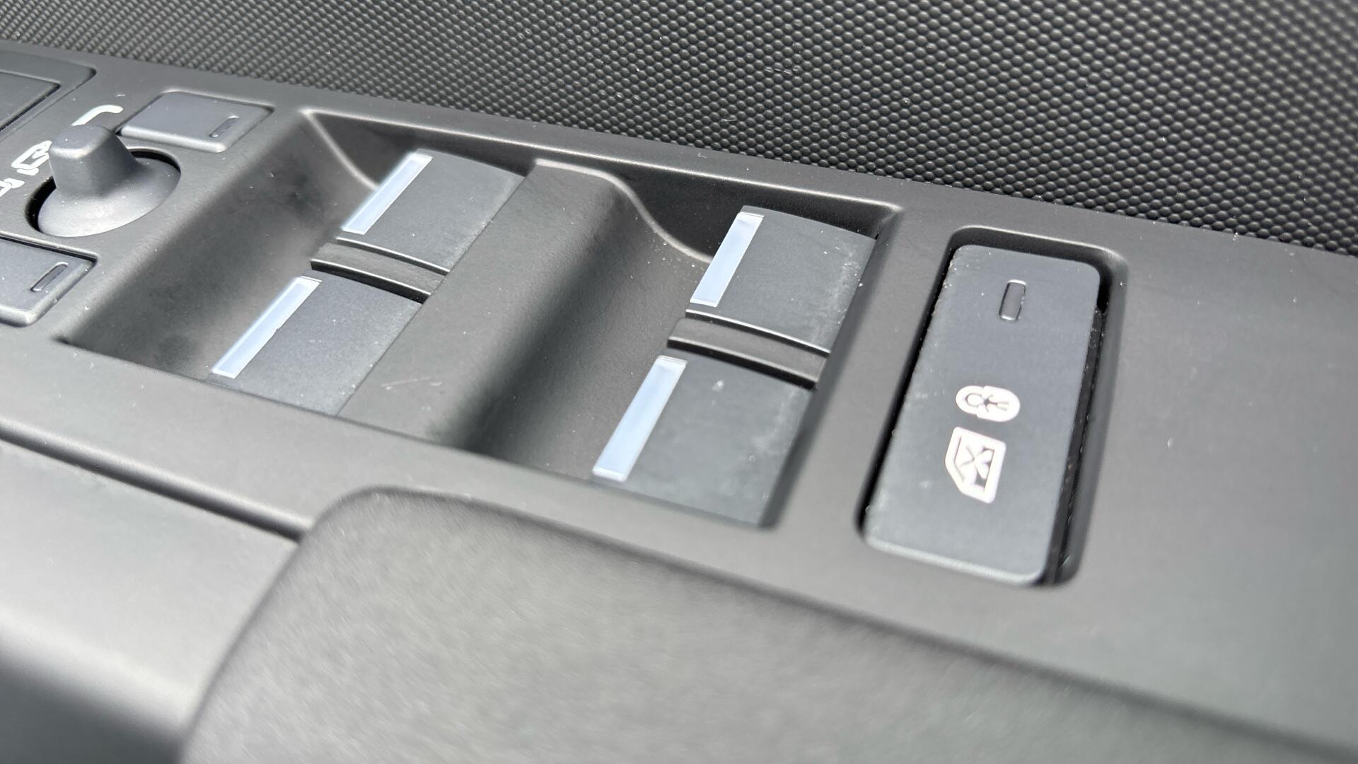 Land Rover Defender view 31