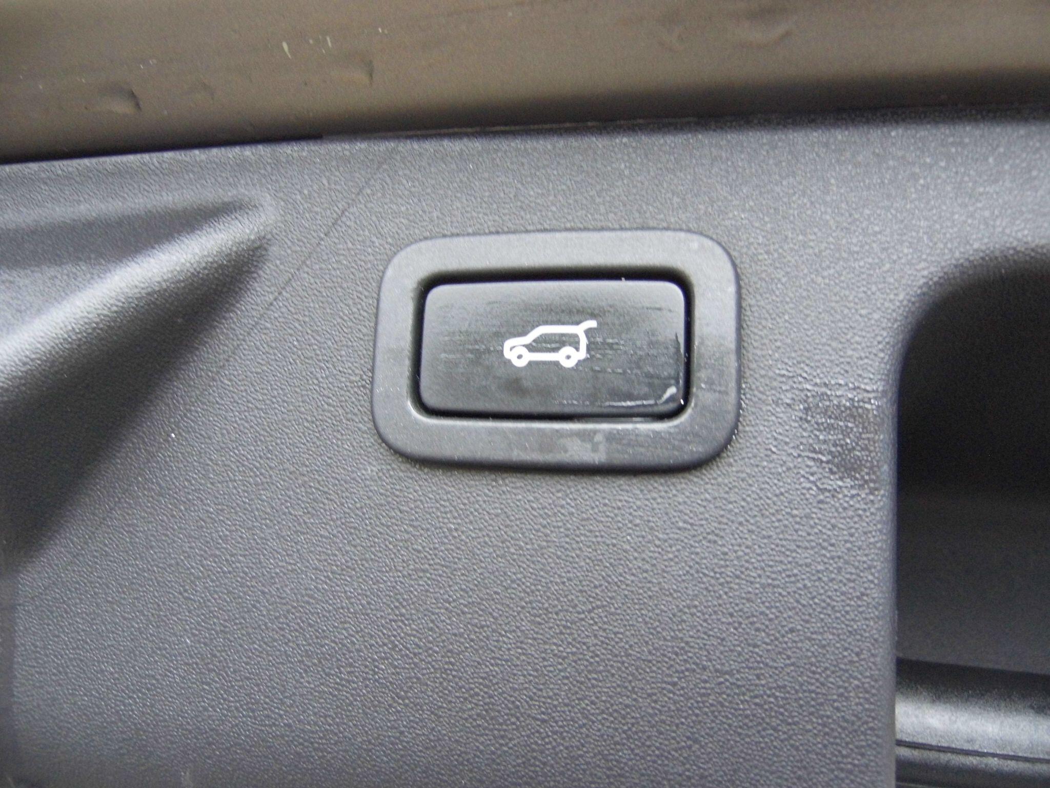 Land Rover Discovery Sport view 26