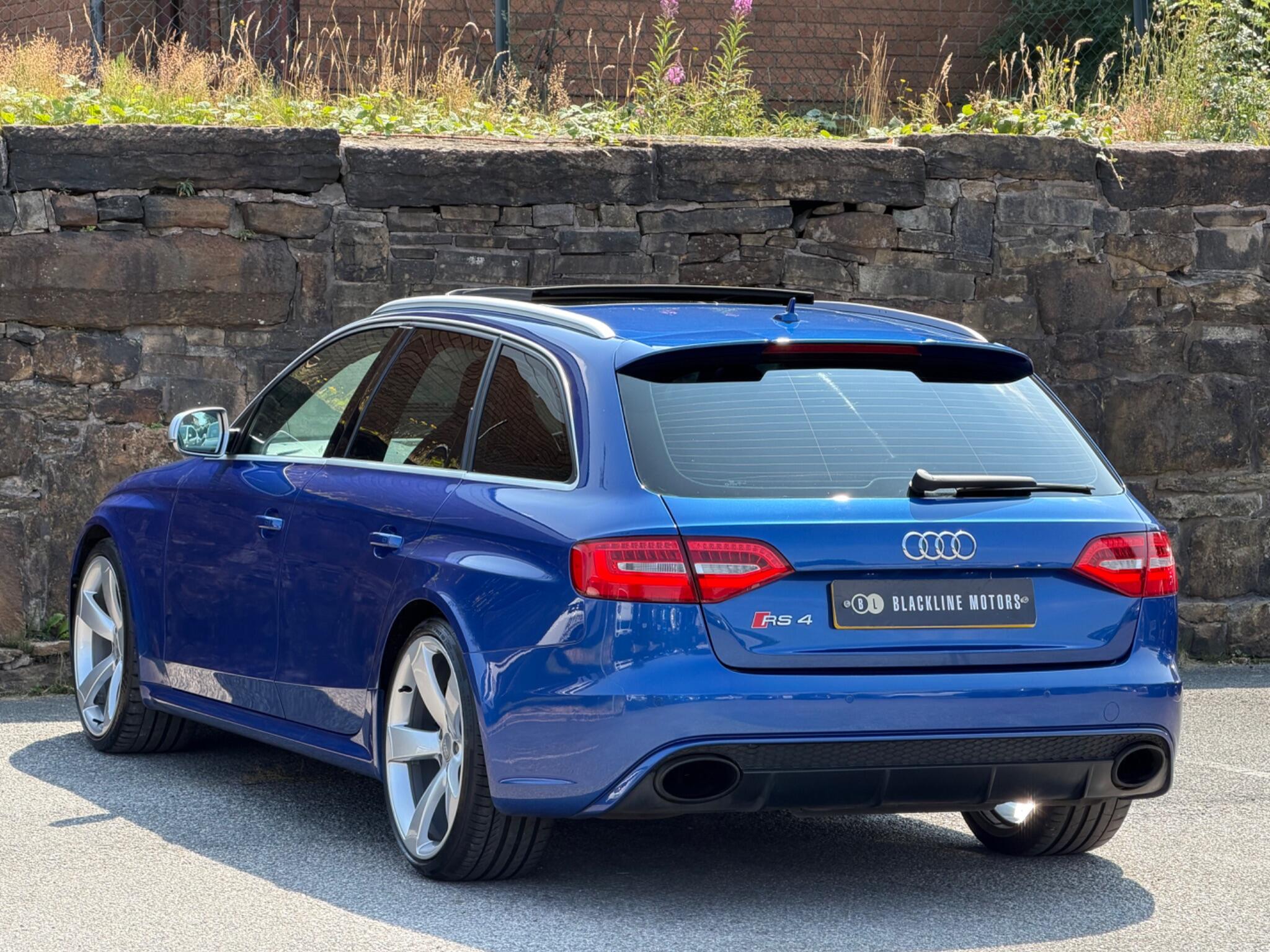 Audi RS4 view 5