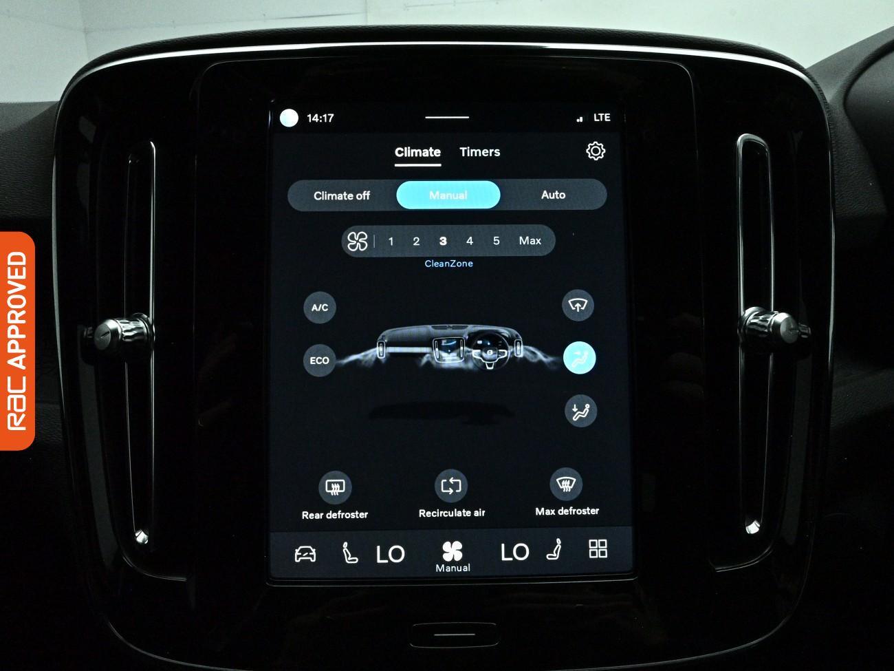 Volvo XC40 view 3