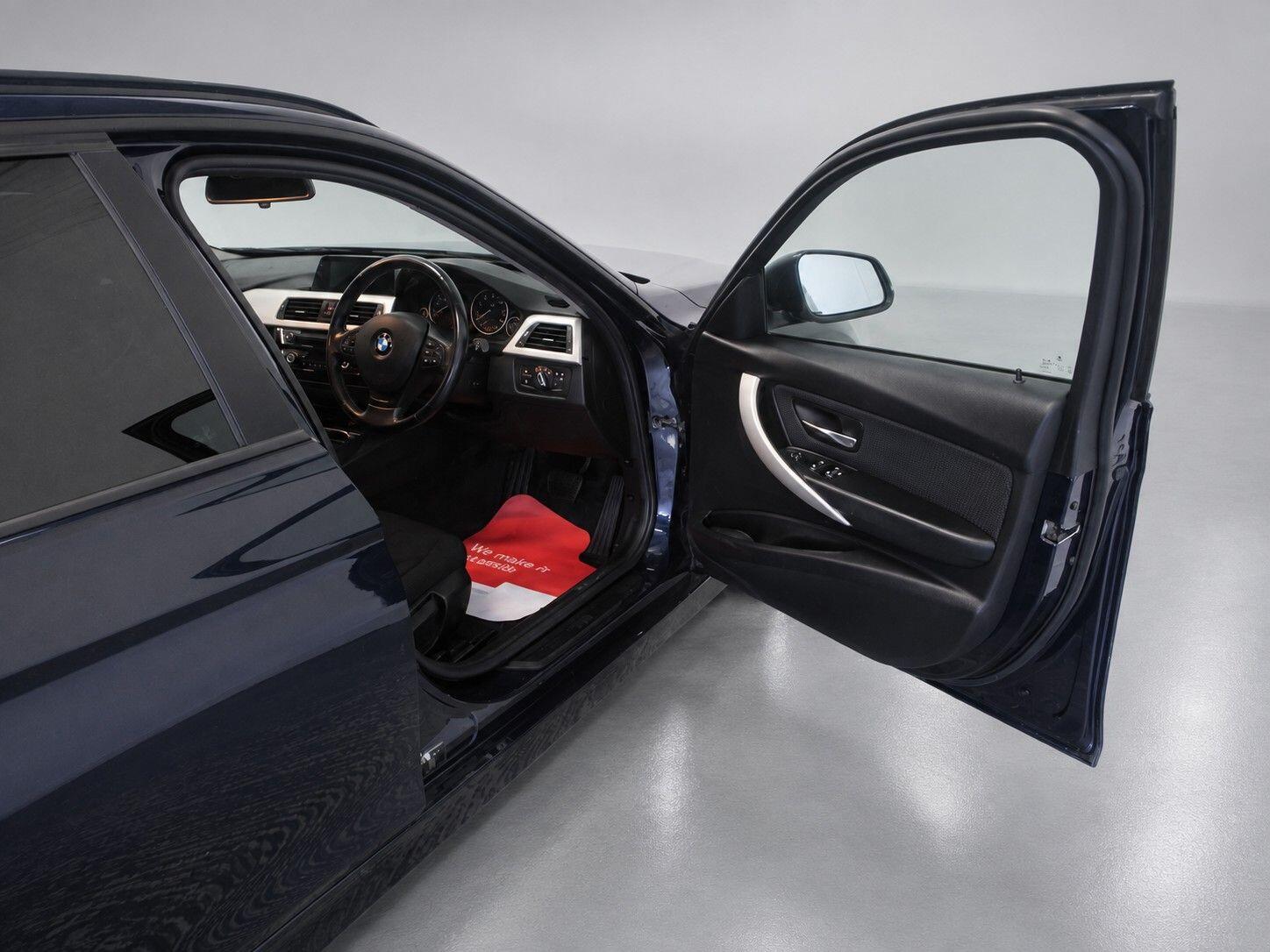 BMW 3 Series view 23