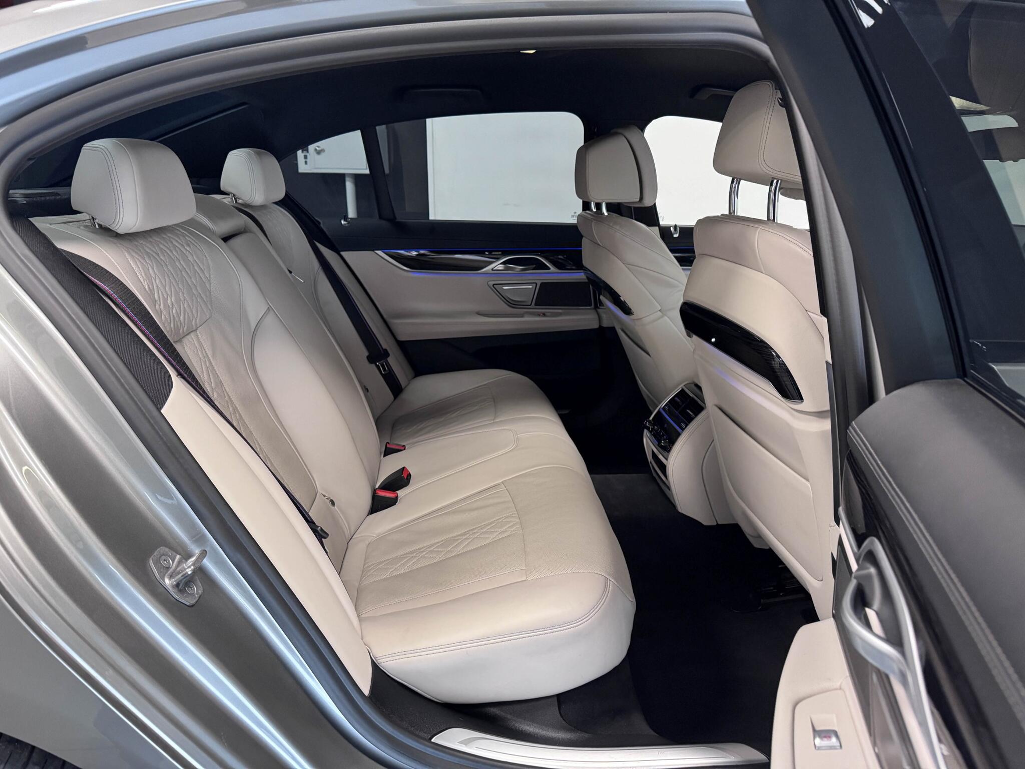 BMW 7 Series view 23