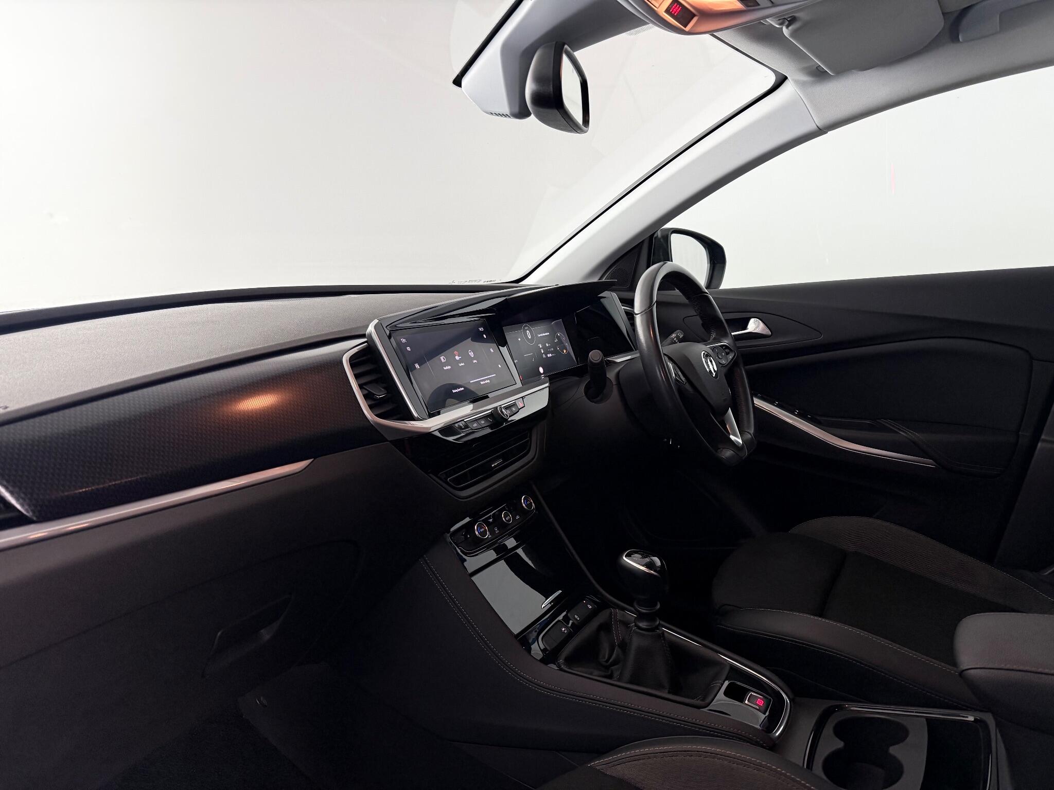 Vauxhall Grandland view 4