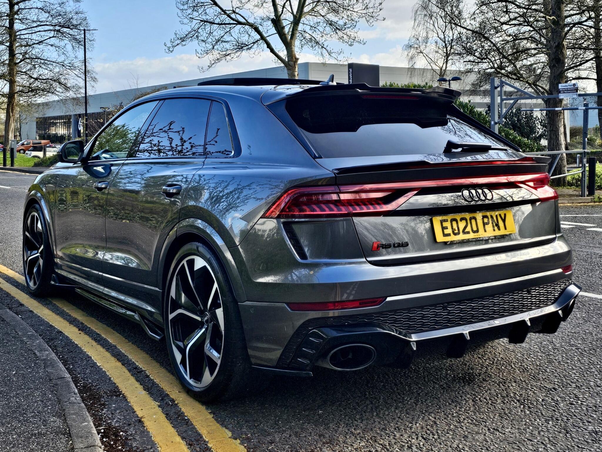 Audi RS Q8 view 23