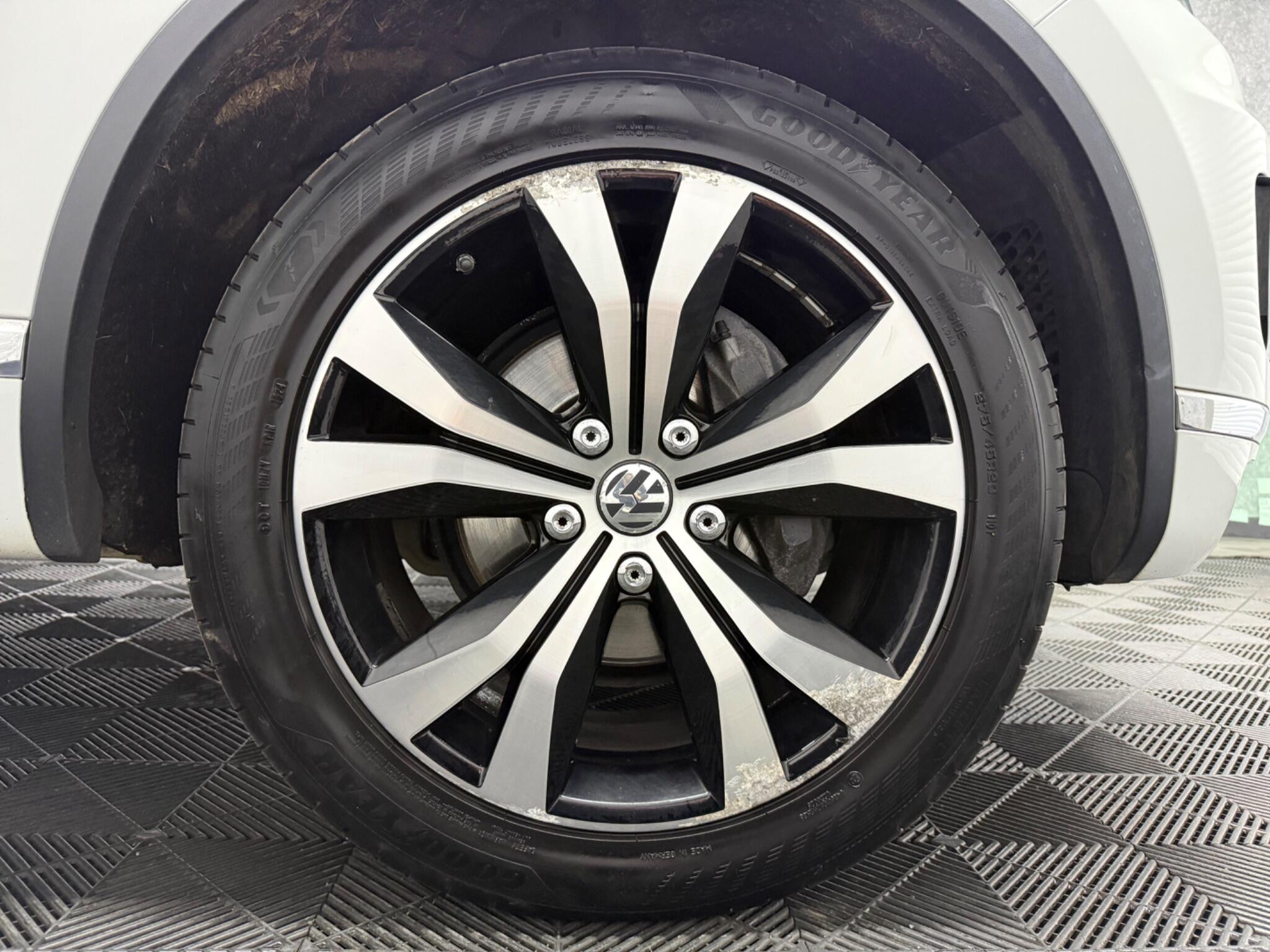 Volkswagen Touareg view 29