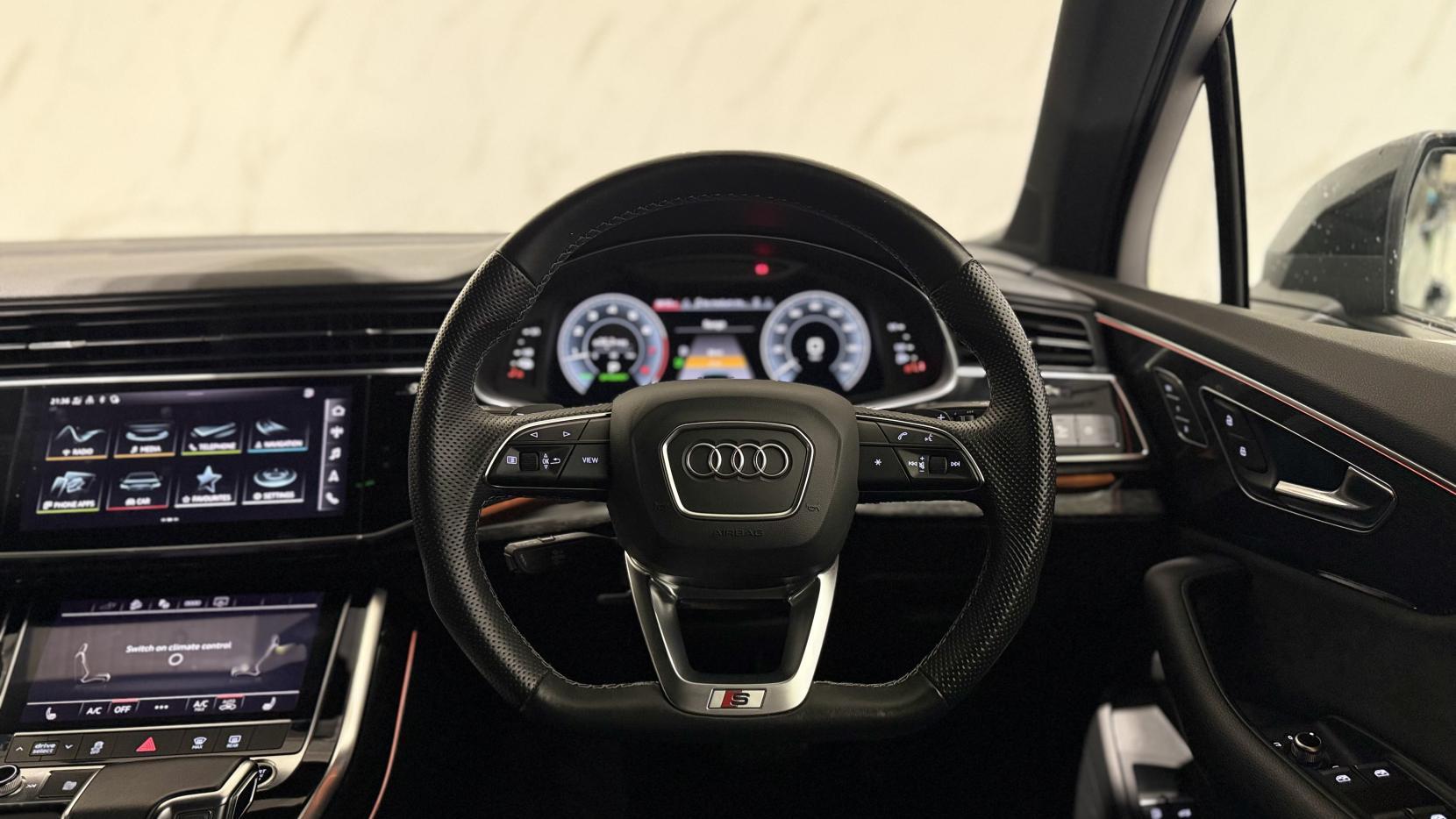 Audi Q7 view 16