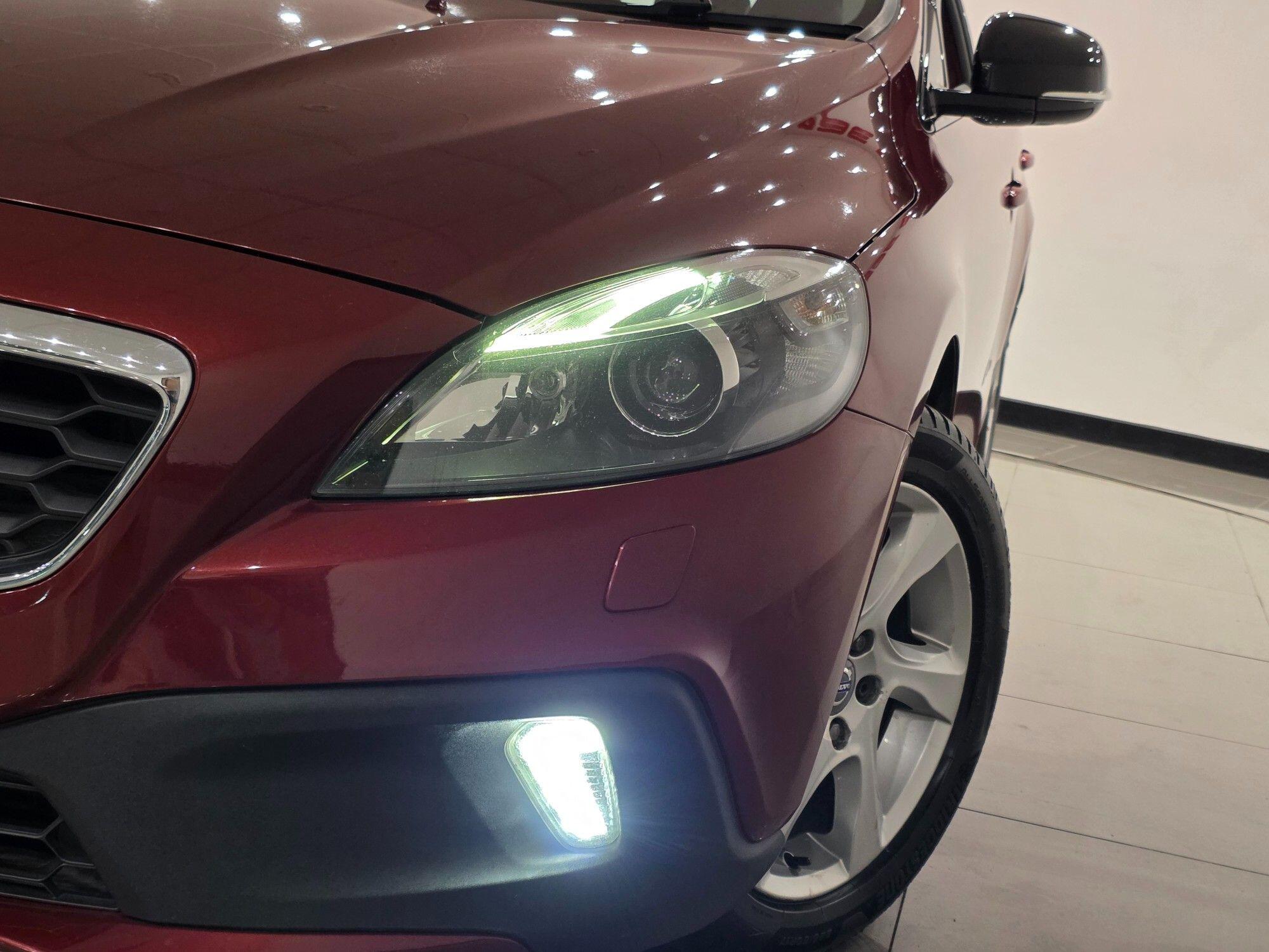 Volvo V40 Cross Country view 28