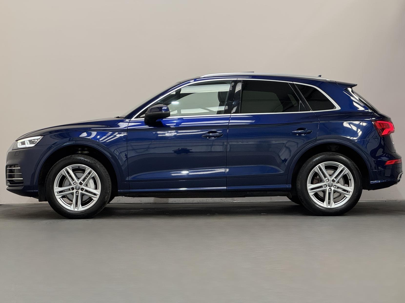 Audi Q5 view 9