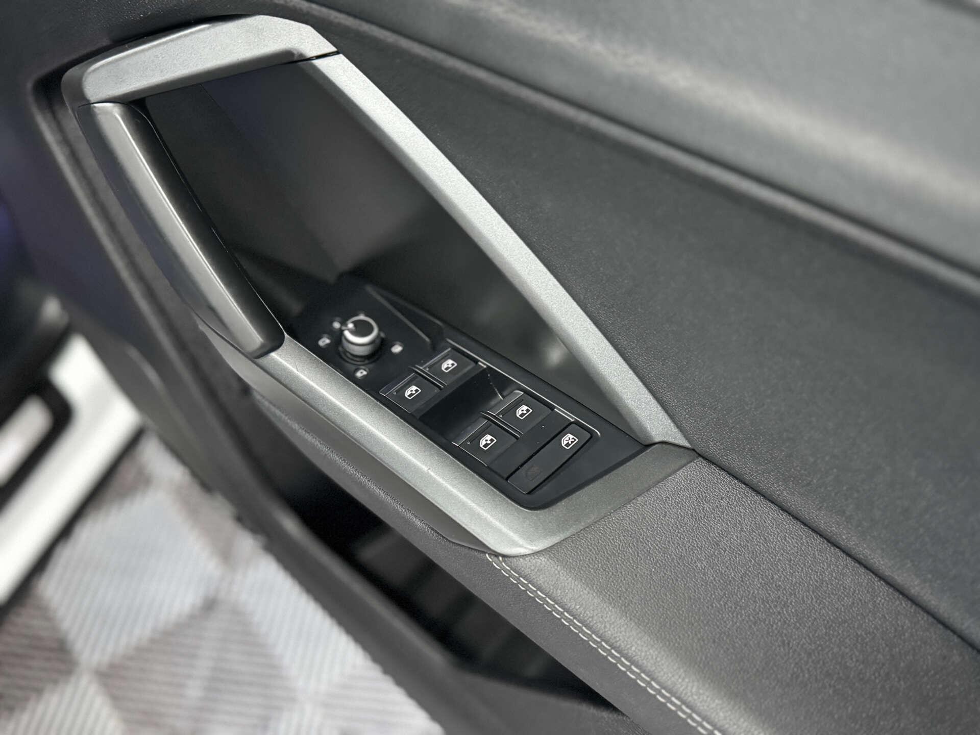 Audi Q3 view 34