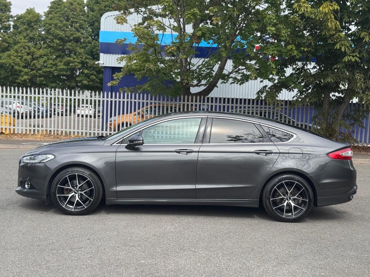 Ford Mondeo view 4