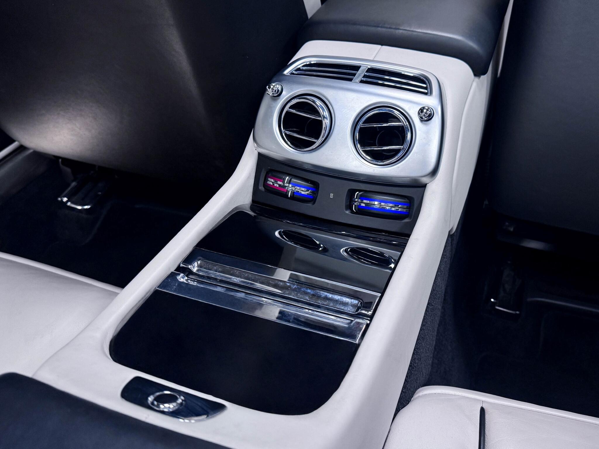 Rolls-Royce Dawn view 26