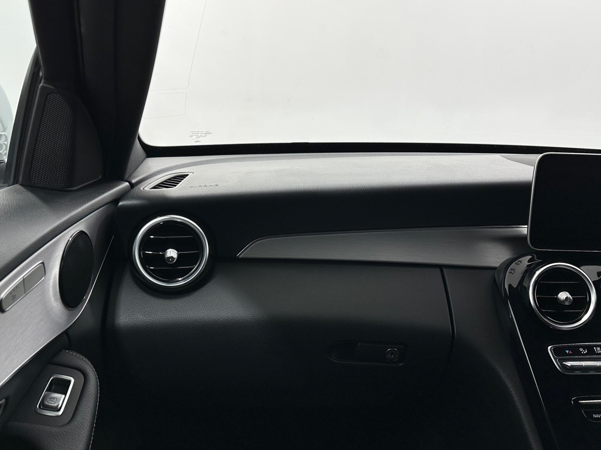 Mercedes-Benz C-Class view 30