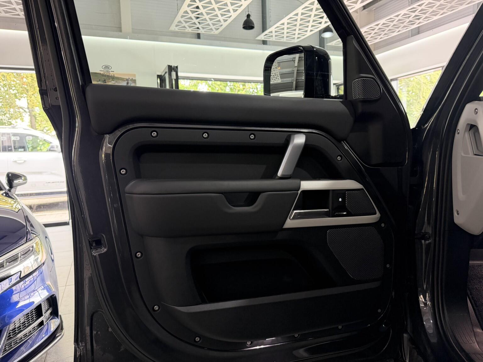 Land Rover Defender 110 view 51